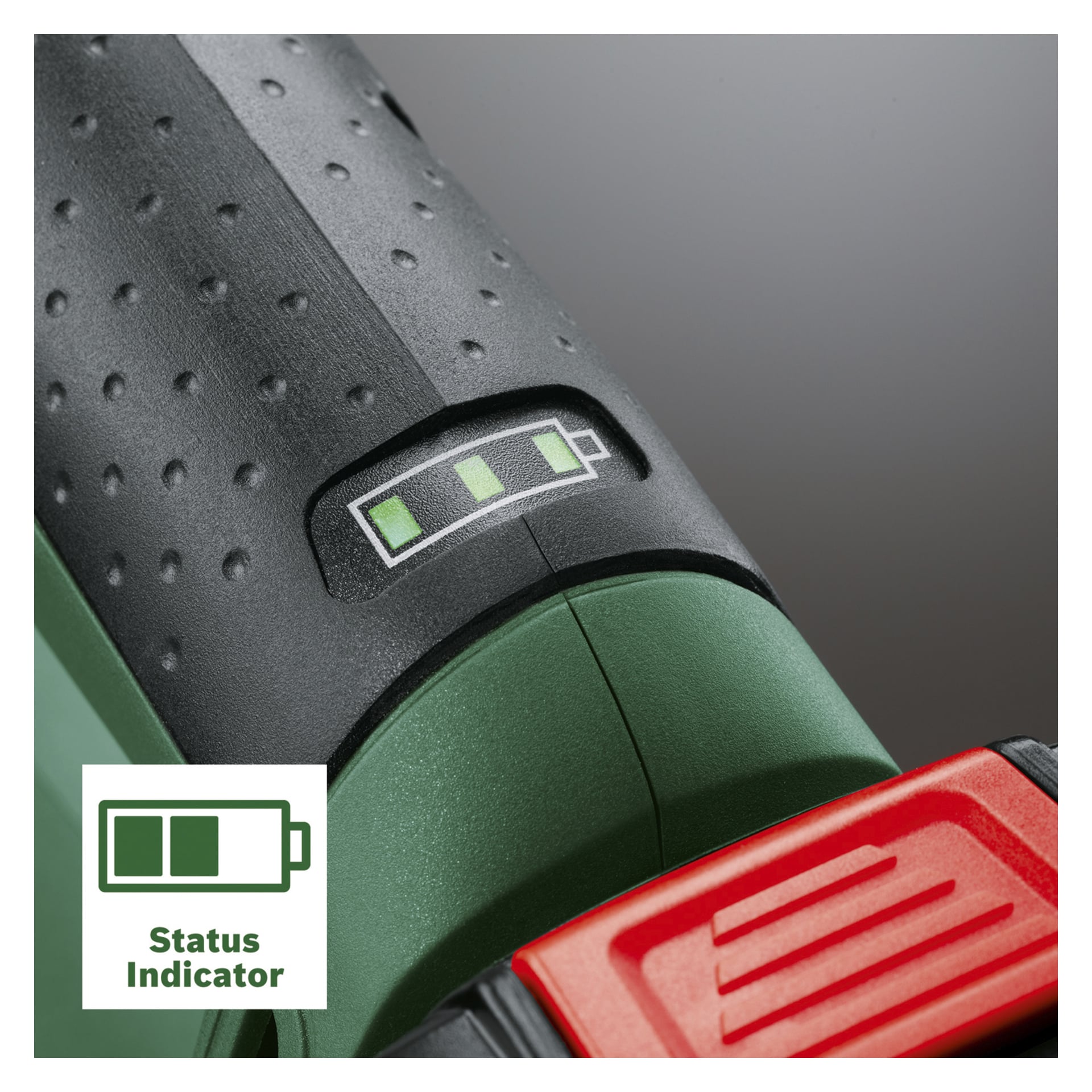 Nærbilde av Bosch Power 4 All Tool-pakken, som viser grep og batteristatus med tre grønne streker. Nede til venstre: batteriikon og "Statusindikator" på en hvit og grønn etikett.