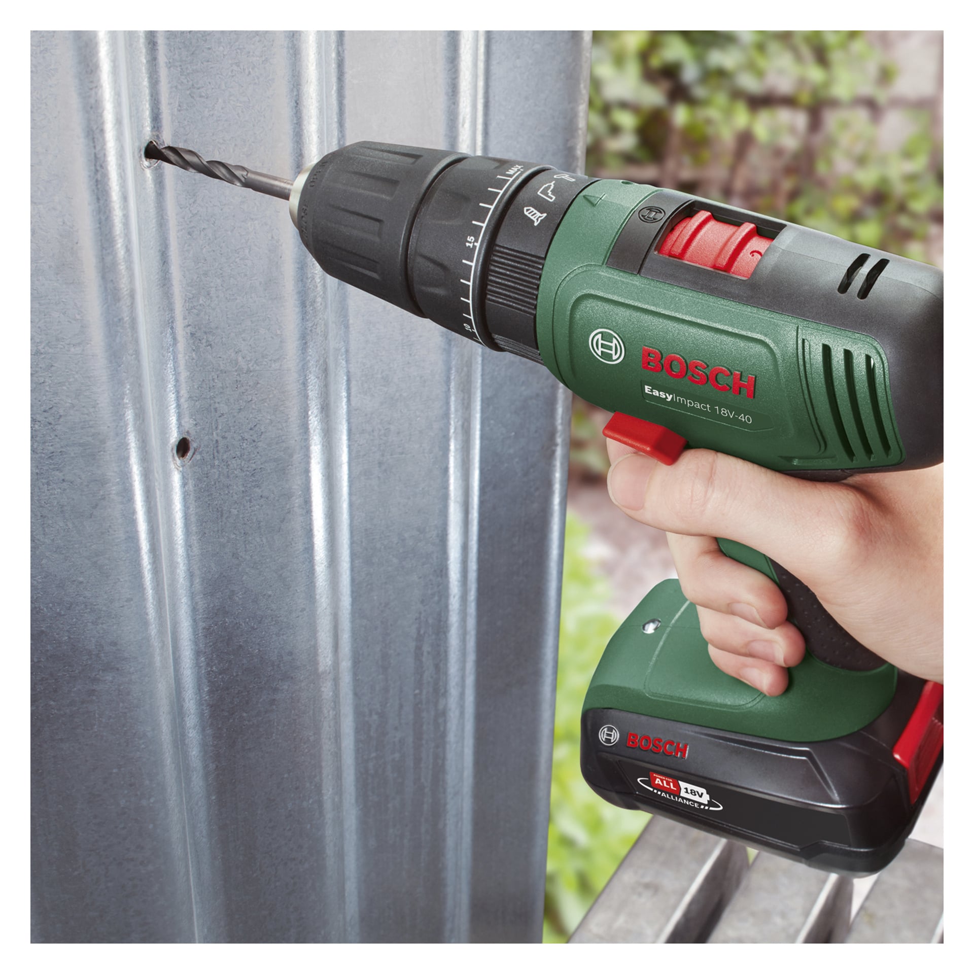 Någon borrar i korrugerad metall med en Bosch Power 4 All EasyImpact 18V-40 skruvmejsel; Fräsen är delvis insatt.
