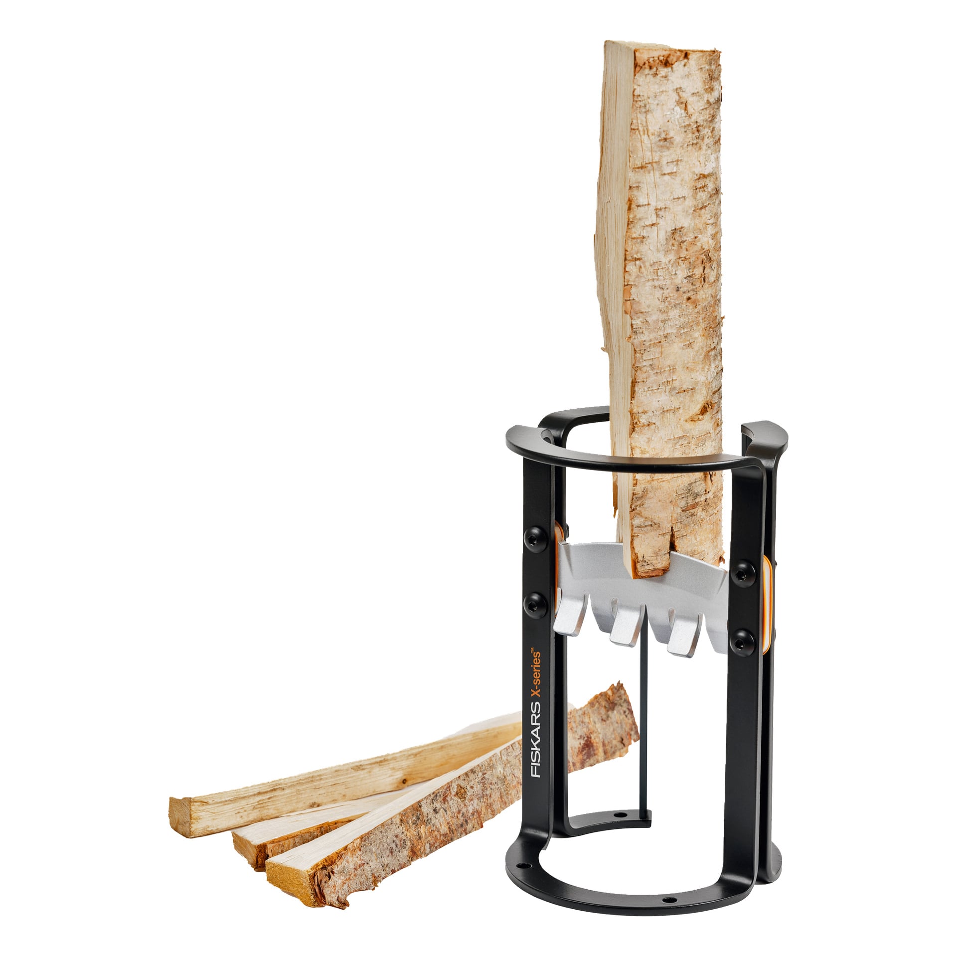 Ein Metallspalter mit einer zentralen vertikalen Klinge sichert ein aufrecht stehendes, gespaltenes Holz in der Nähe. Das Werkzeug zeigt den Namen Fiskars an.