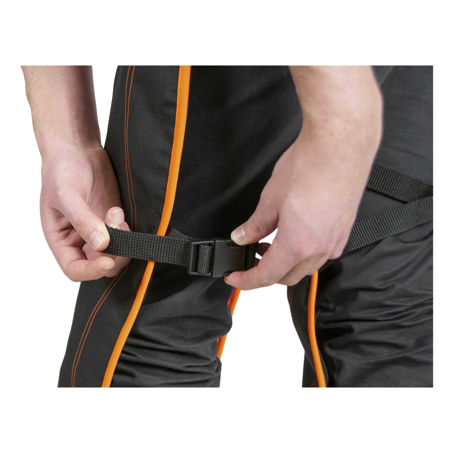 Någon i Oregon Chainsaw Protection Kit 574742A fäster ett svart lårremspänne med båda händerna.