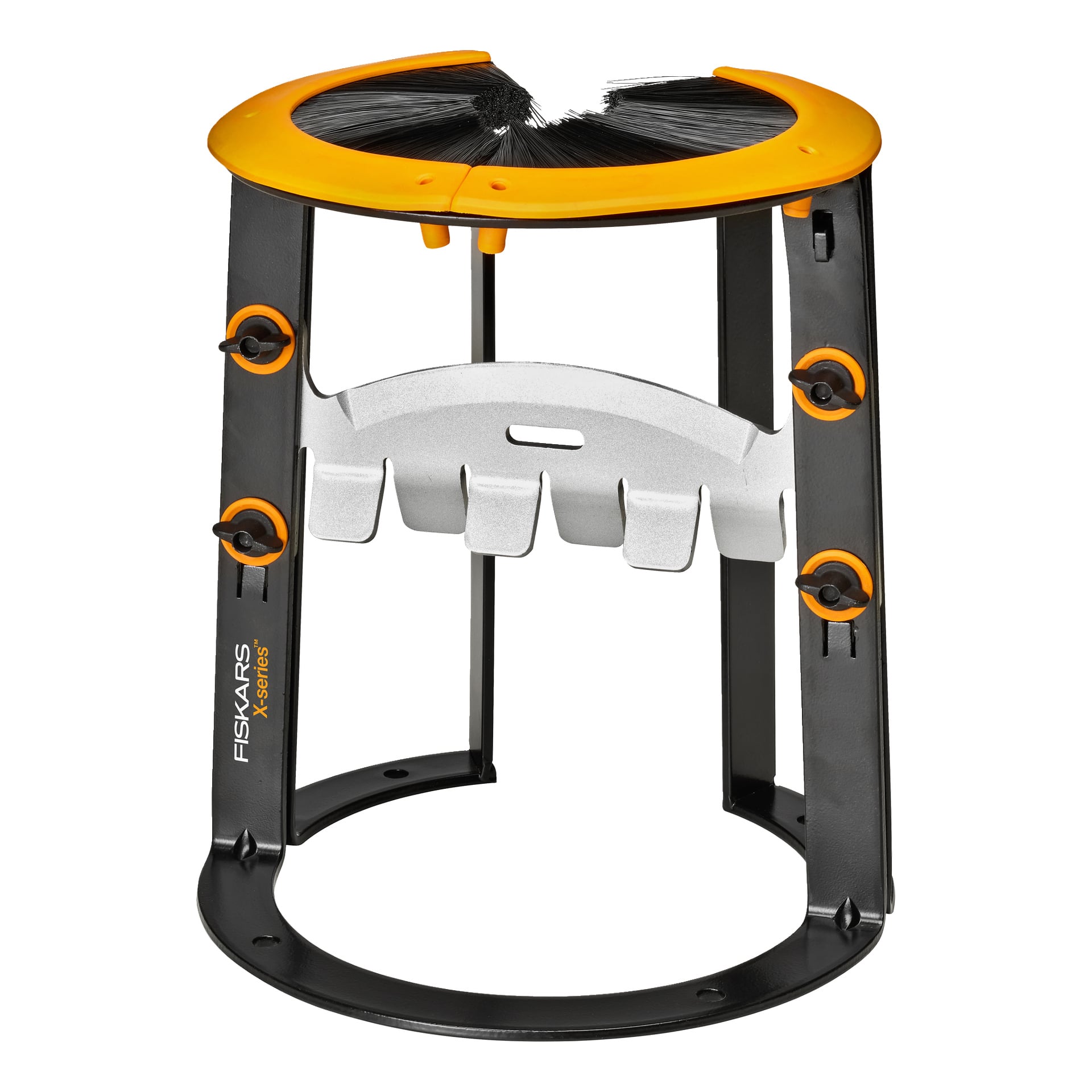 Fiskars X-Serie Log-Ständer mit einem runden schwarzen und orangefarbenen Metallrahmen, einer oberen Bürste und einem weißen Halter für vertikale Stammstütze.