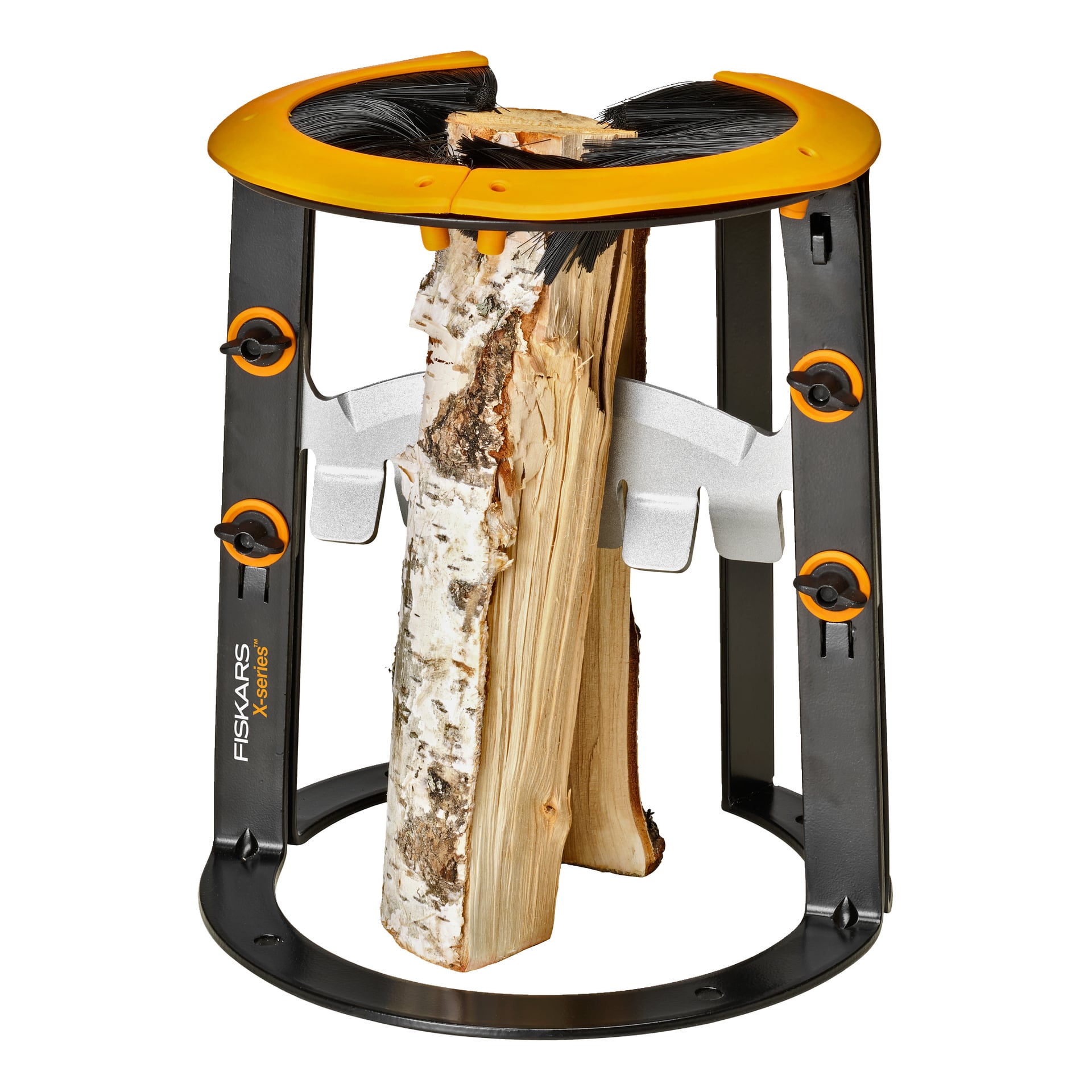 Ein Fiskars-Holzspalter mit gelber Oberseite und schwarzem Rahmen sichert ein Stück Brennholz und zeigt seine Metallklinge für das sichere Spalten.
