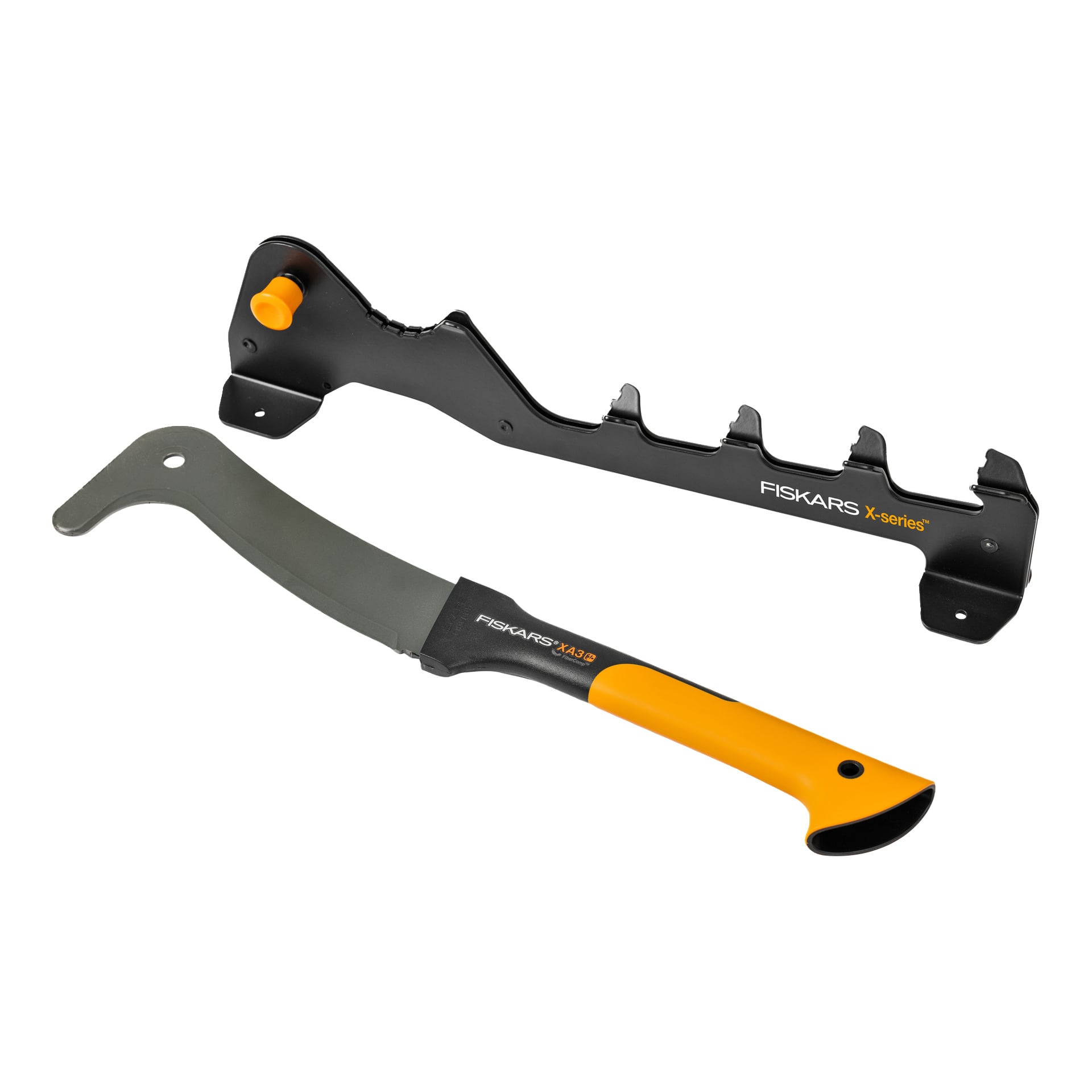 En Fiskars X-serie trädgårdsmachete med böjd klinga och orange handtag står bredvid dess svarta slida med fyra krokar och säkerhetslås.