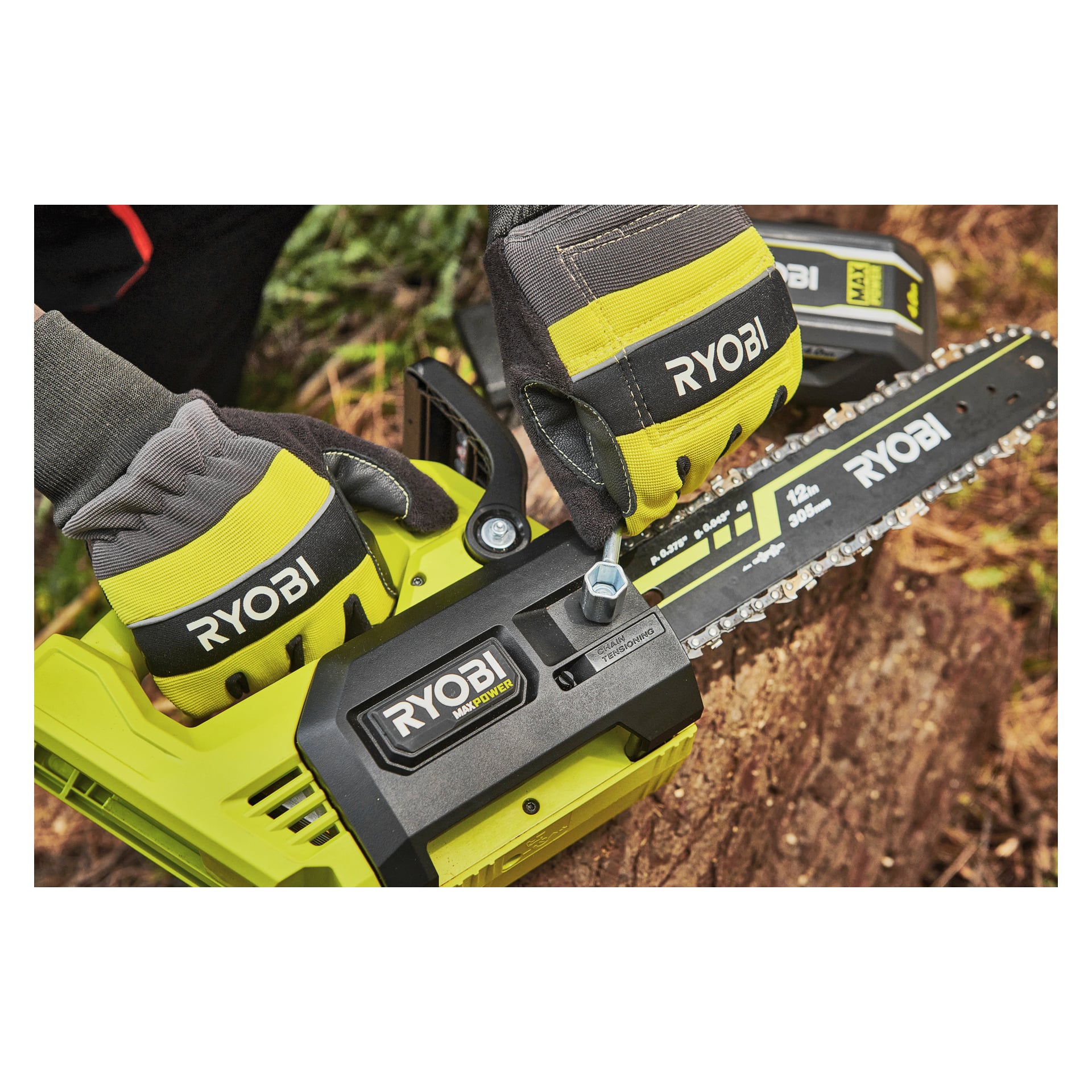 En person i Ryobi Max Power-handskar justerar kedjan på en ljusgrön Ryobi Max Power sladdlös motorsåg som vilar på en trädstubbe utanför.