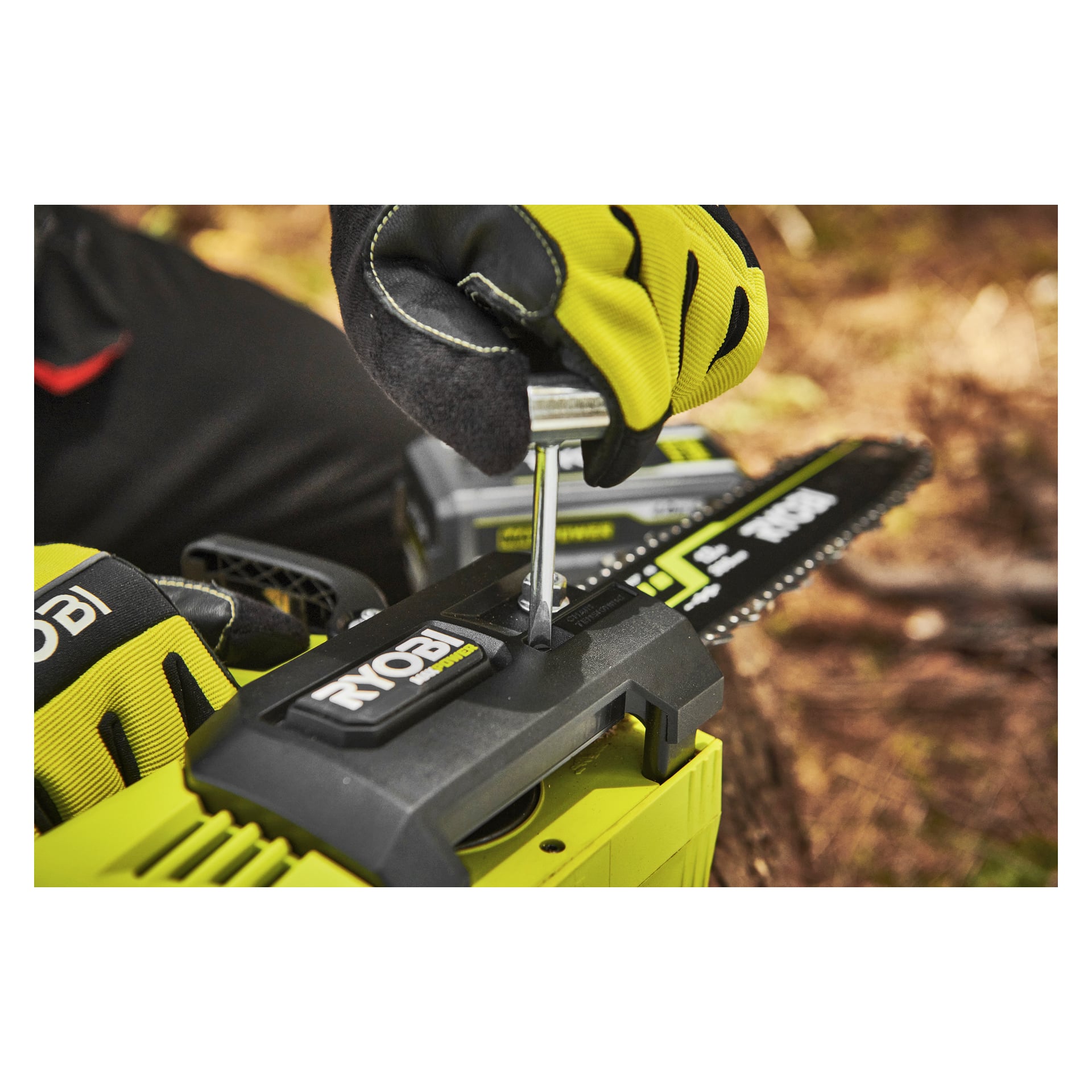 En person i gula och svarta handskar justerar en bult på en Ryobi Max Power-motorsåg med batteri; Varumärket finns på Tool and Battery.