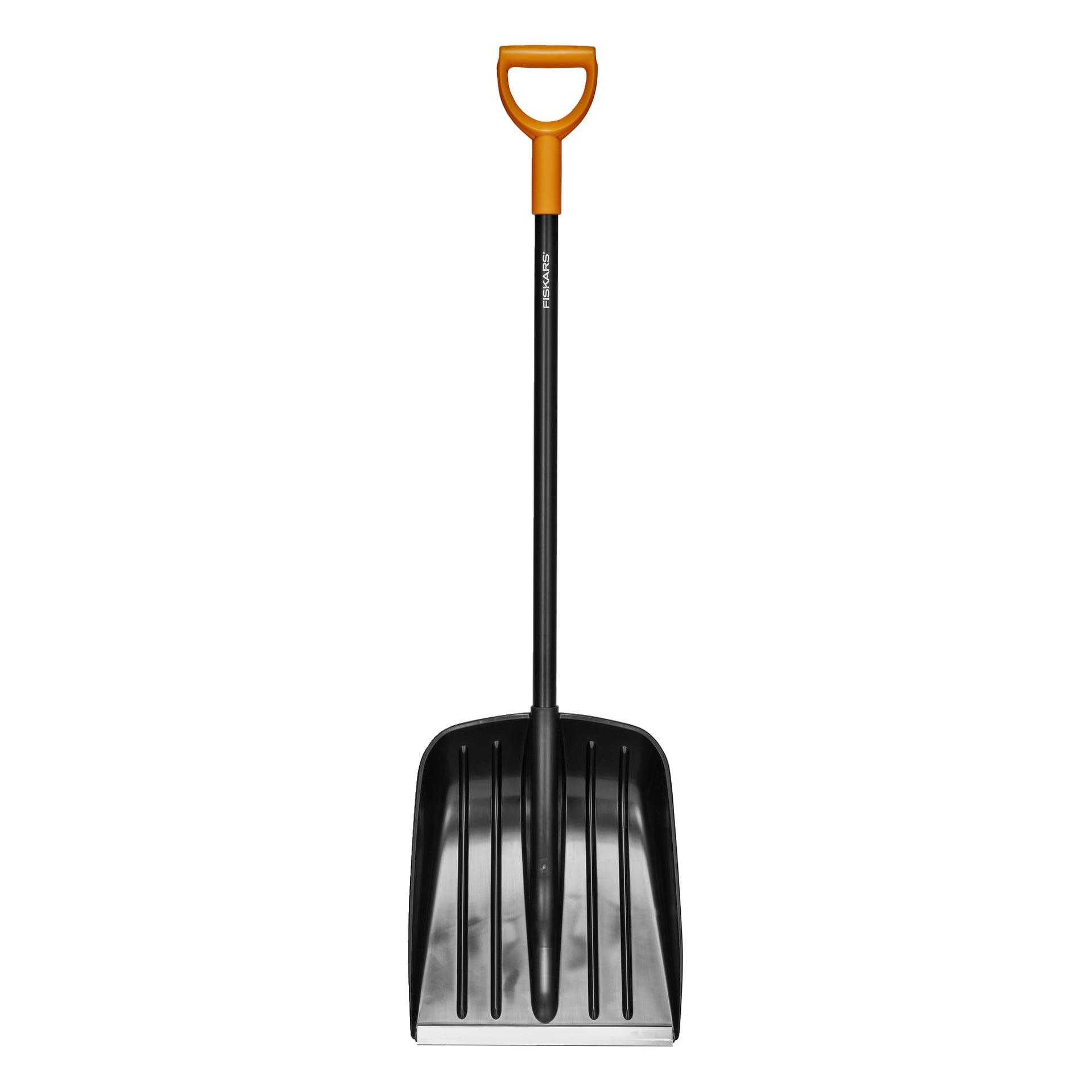 En Fiskars Snow Shovel Solid med et bredt svart plastblad, langt svart håndtak, oransje D-grep og "Fiskars" på håndtaket.