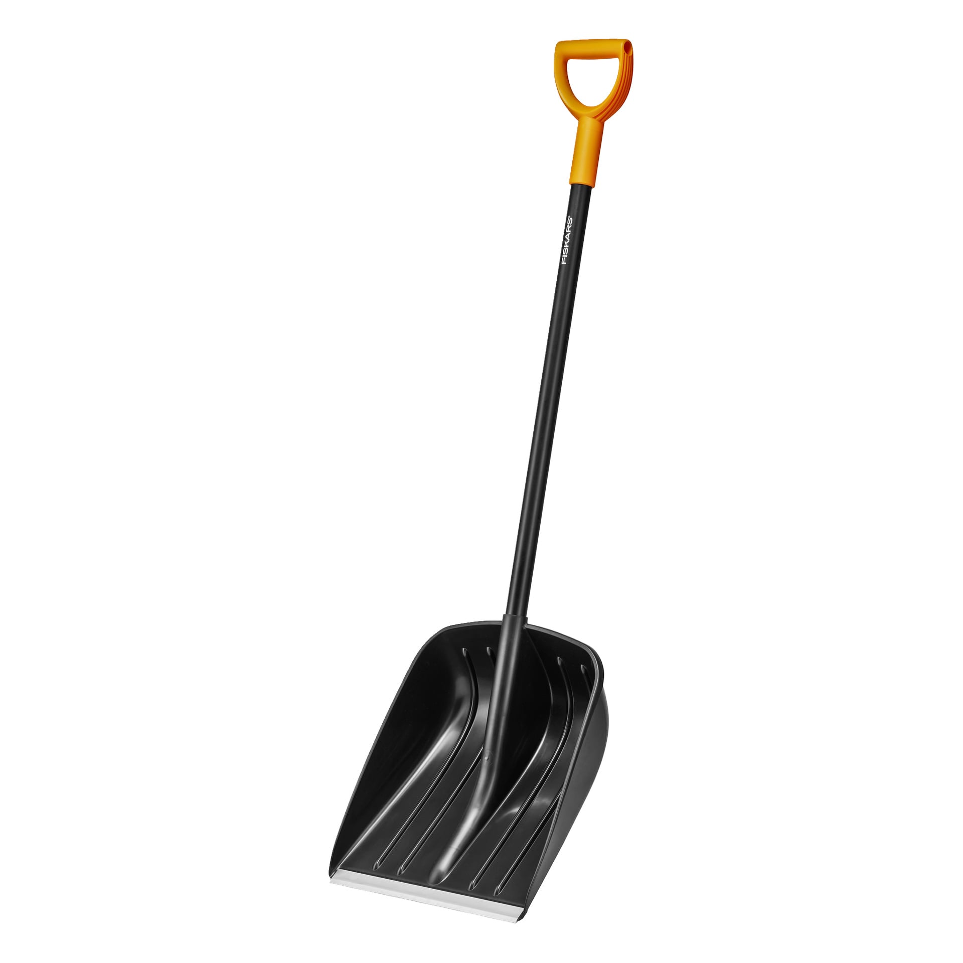 En Fiskars Snow Shovel Solid har et bredt, buet svart blad med metallkant og et oransje D-grep på det lange, rette håndtaket.