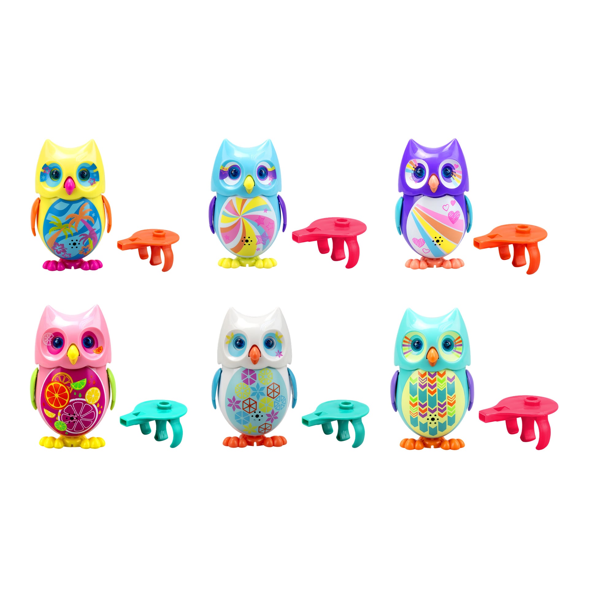 Sex Silverlit Toy uggla Mini Hoots, var och en med distinkta färger och mönster, visas i två prydliga rader. En matchande uppdragsnyckel placeras bredvid varje plastuggla.