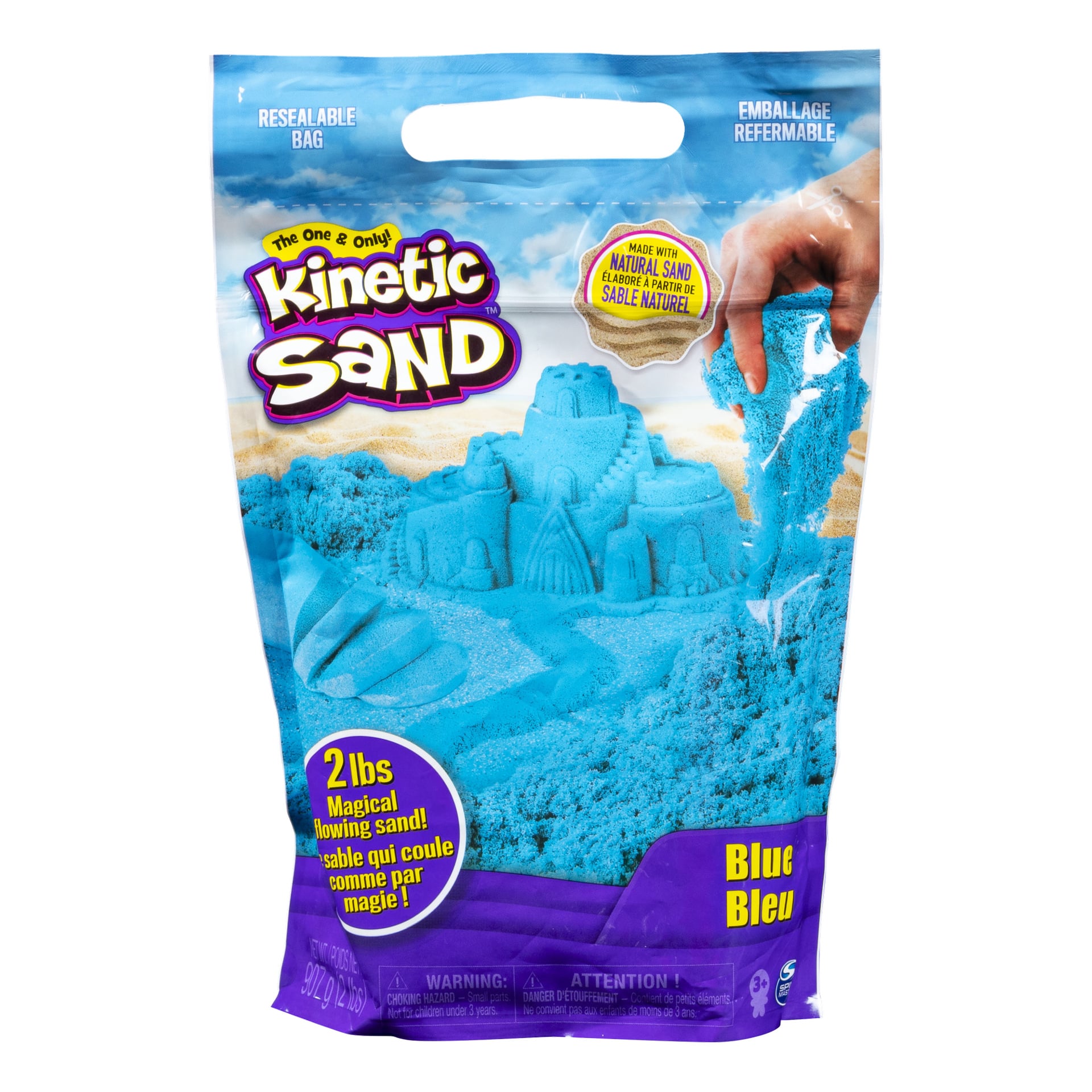 En 2-punds pose med blå Kinetic Sand med en gjenlukkbar pakke. Emballasjen viser et blått sandslott og sier "Laget med naturlig sand." Merke: Kinetic Sand.