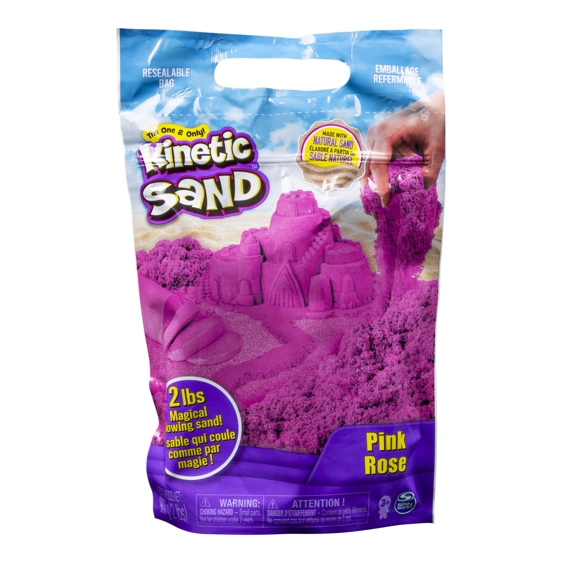 En 2-punds pose med Kinetic Sand i Pink Rose er pakket i gjenlukkbar lilla og rosa emballasje, viser et sandslottsbilde, og inneholder uttrykk som «magisk» og «naturlig sand».