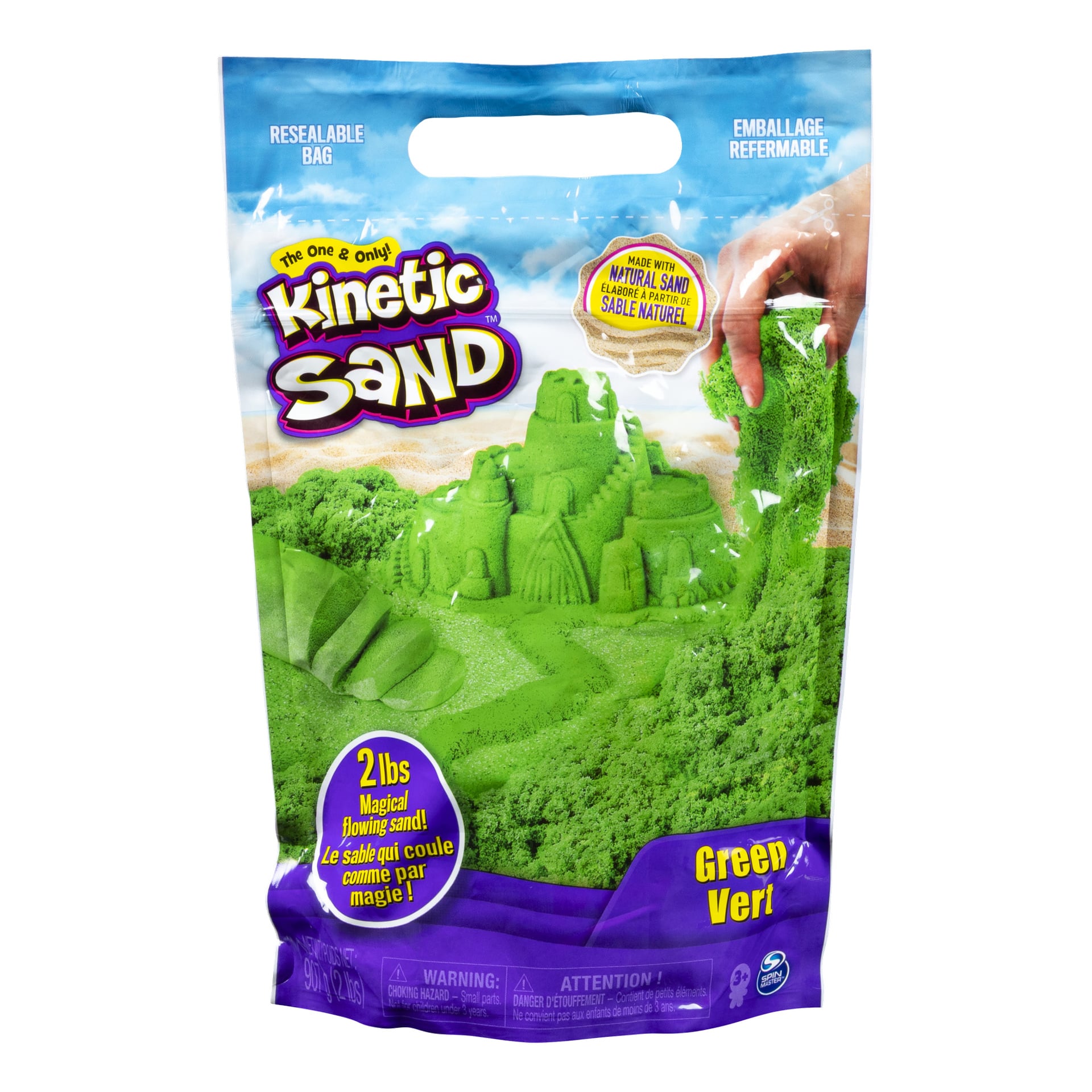 En 2-punds pose med grønn kinetisk sand er utstilt, med emballasje som viser et sandslott og sier «laget med naturlig sand».
