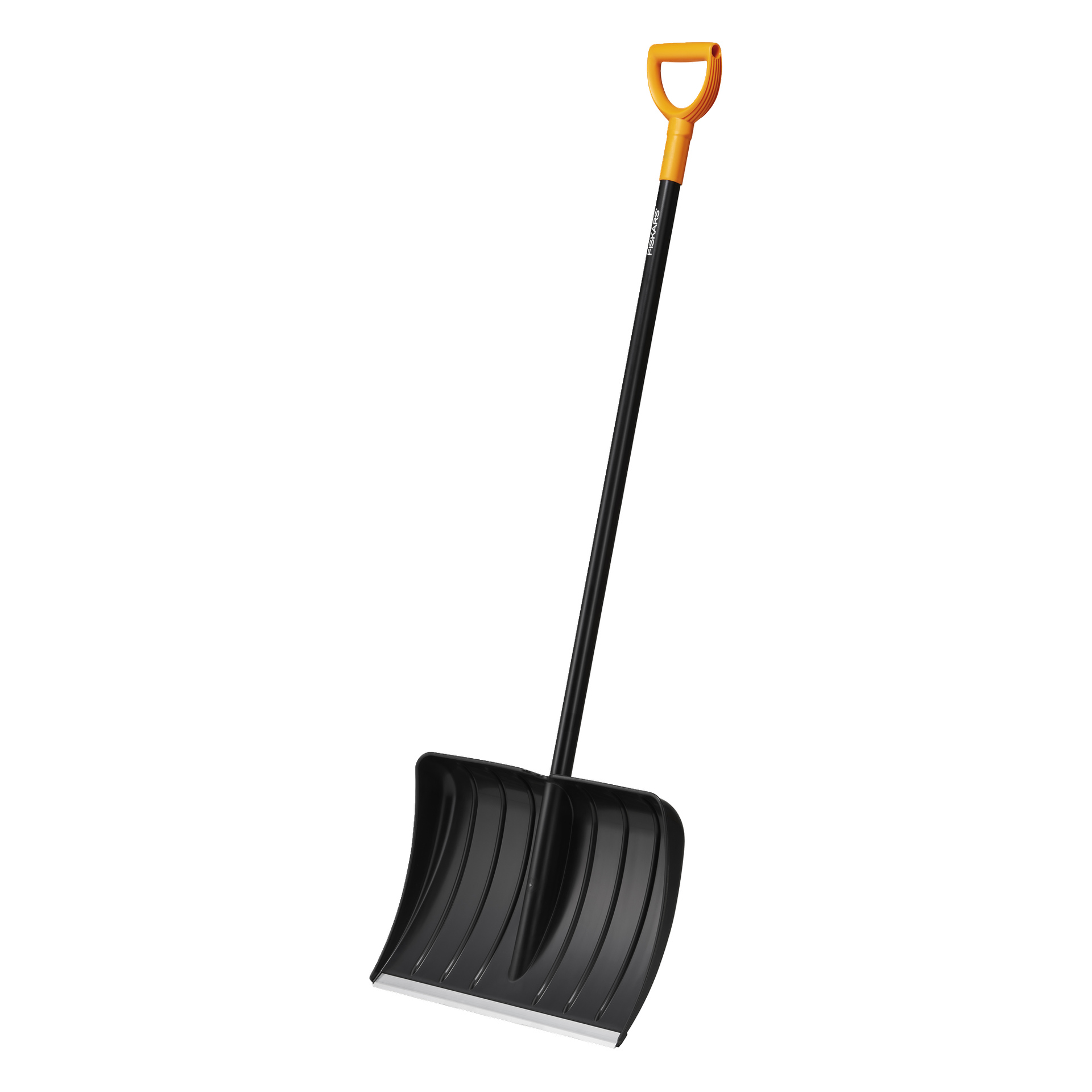 Fiskars Solid snøspade har et bredt, buet svart blad, et rett håndtak og et knalloransje D-formet grep på toppen.