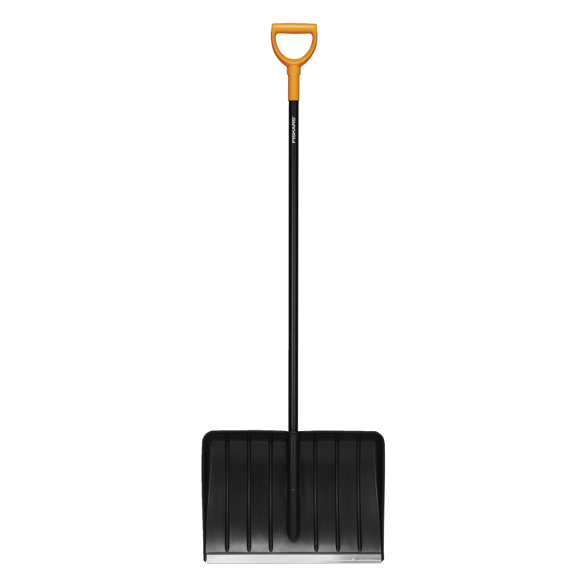 En Fiskars Snow Shovel Solid med bredt svart blad, utstrakt svart skaft og oransje D-grep; Merkenavn på håndtaket.