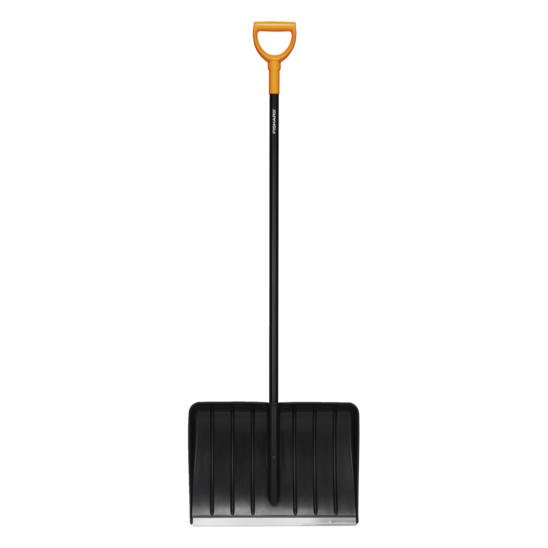 En Fiskars Snow Shovel Solid med bredt svart blad, utstrakt svart skaft og oransje D-grep; Merkenavn på håndtaket.