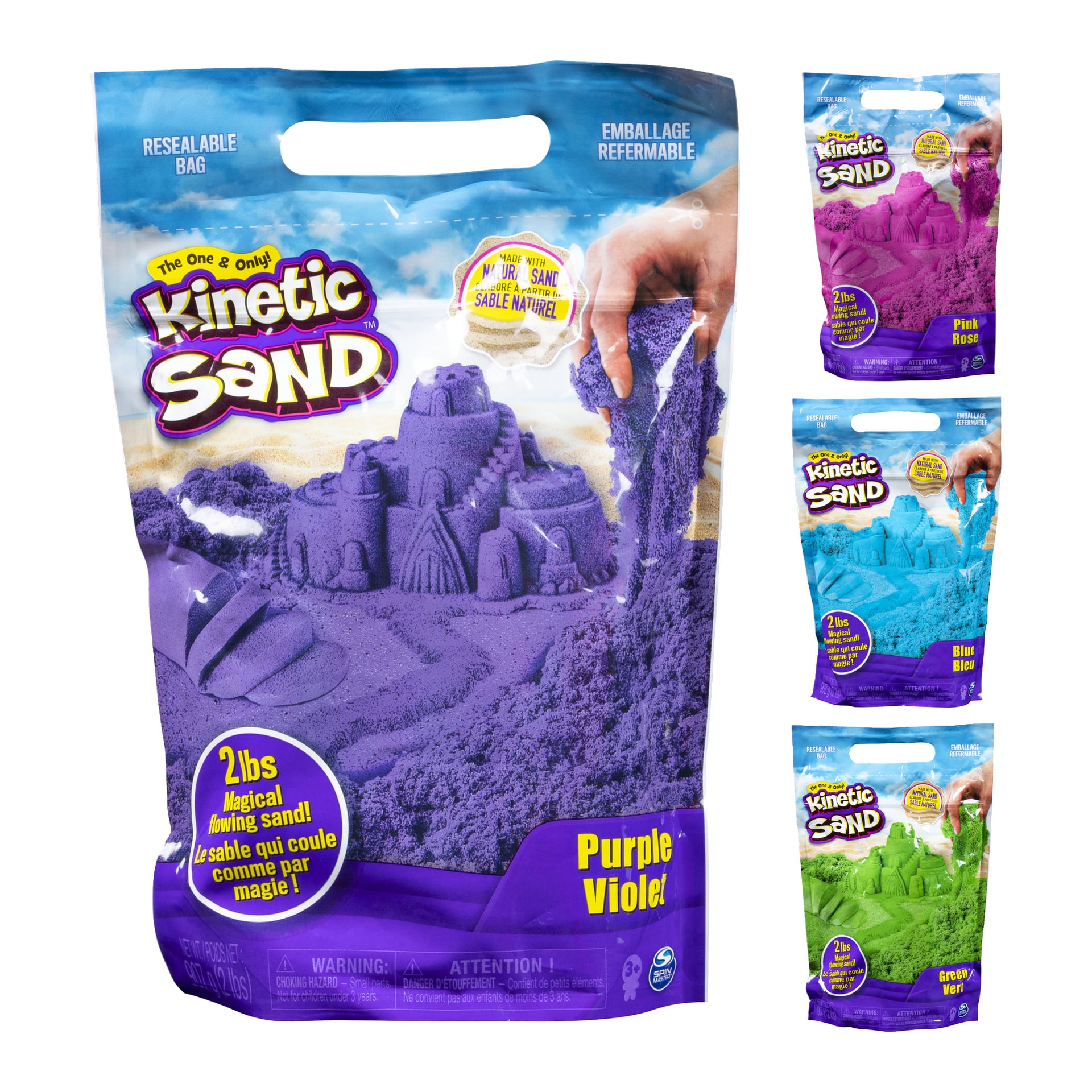 En stor lilla pose med Kinetisk Sand vises med et sandslottsbilde på, ved siden av tre mindre poser i rosa, blått og grønt. Hver pose viser farge, vekt og har logoen «Kinetisk Sand».