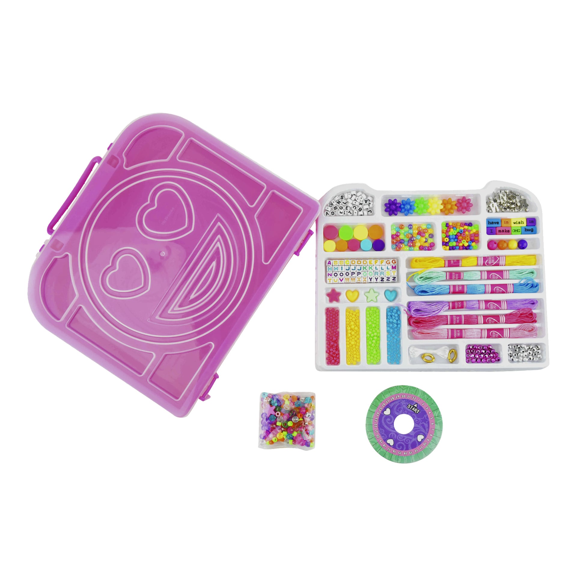 "Robetoy Set of beads Beads DIY set" är öppet och visar färgglada pärlor, alfabetpärlor, snöre, spännen och hantverksmaterial. Bredvid organisatören finns en liten påse med blandade pärlor och en rund vävstol.