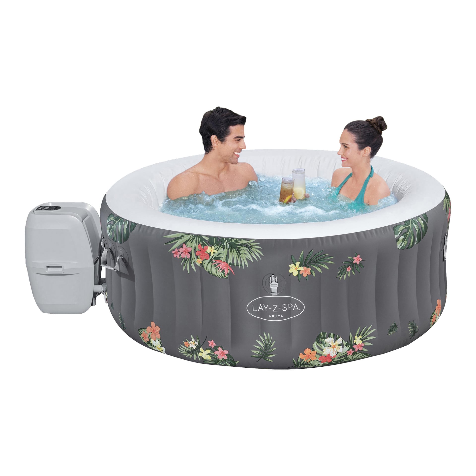 Dwoje uśmiechniętych ludzi relaksuje się przy napojach w kwiecistej, dmuchanej jacuzzi. Na bokach widoczna jest bulgocząca woda oraz jednostka sterująca Lay-Z-Spa.