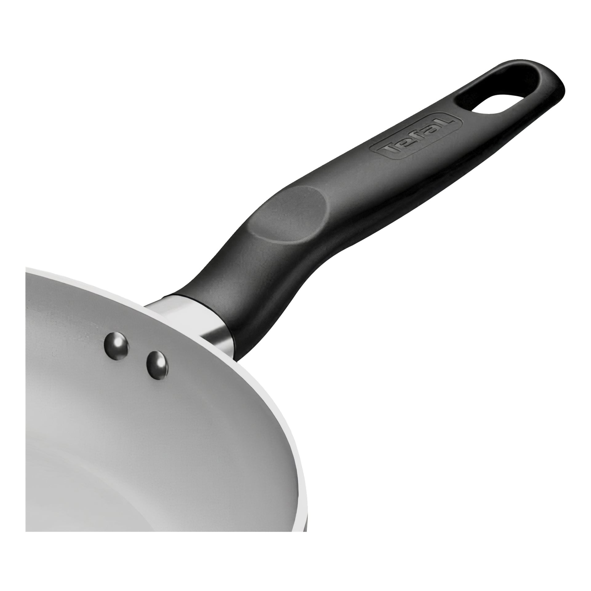 Detaljerad vy av en stekpanna från Tefal Fresh Kitchen; svart handtag med "Tefal" präglat och fäst med två nitar på silverpannan.