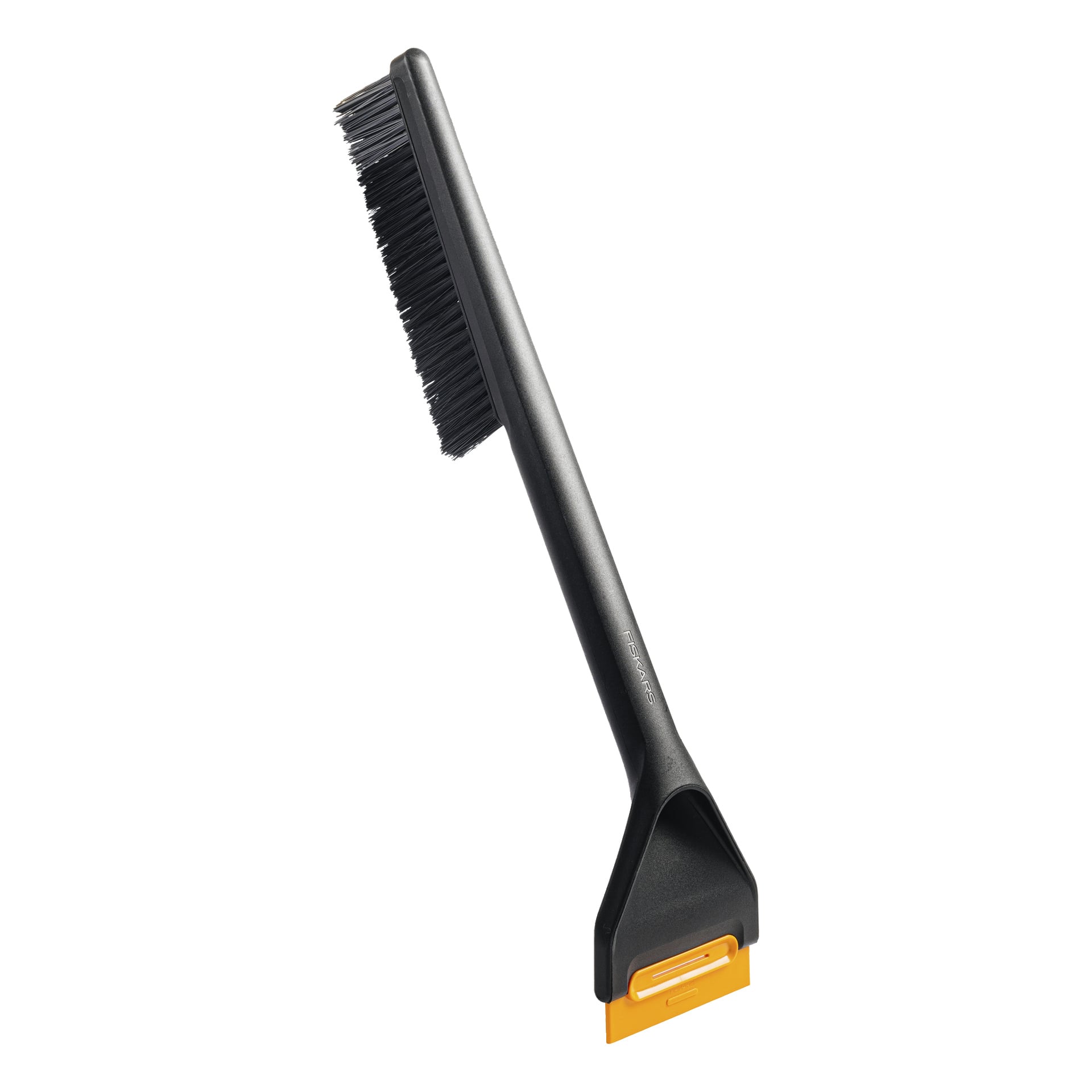 Fiskars Snow brush with ice scraper Solid har en svart borste med fasta borst i ena änden och ett orange rakt skrapablad.