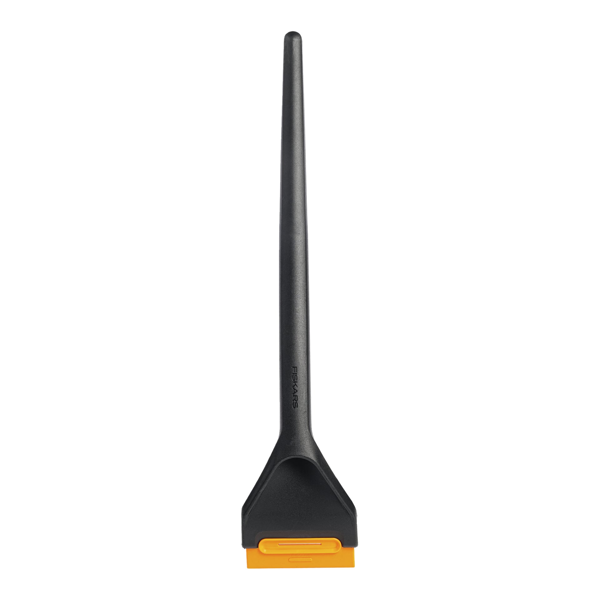 En svart och orange Fiskars Snow-borste med isskrapa Solid står vertikalt, med långt handtag och platt kant. Varumärket på handtaget.
