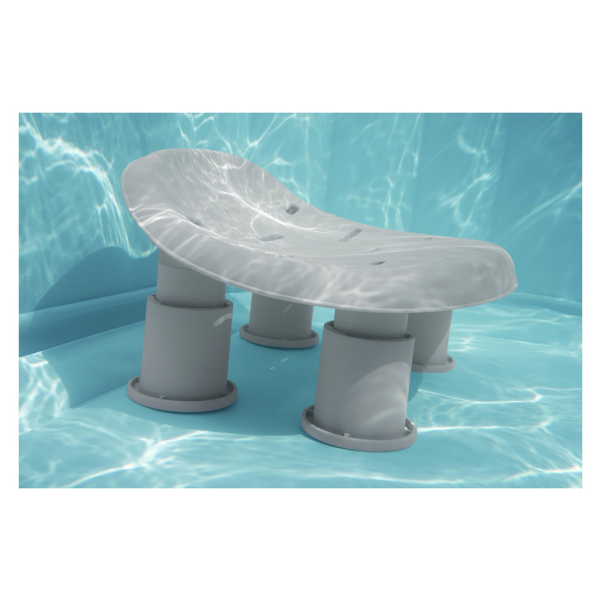 Ett böjt, plastigt Bestway LAY-Z-SPA säte med fyra cylindriska ben står under vattnet i en pool, där ljuset reflekteras på dess yta.