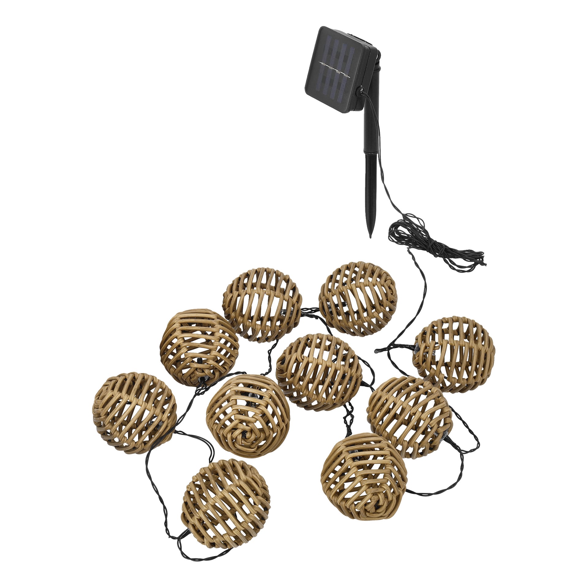 Tio rundvävda rattan solcellsdrivna LED-ljusslingor från Anslut, kopplade med svart tråd till en liten svart solpanel med jordstake.