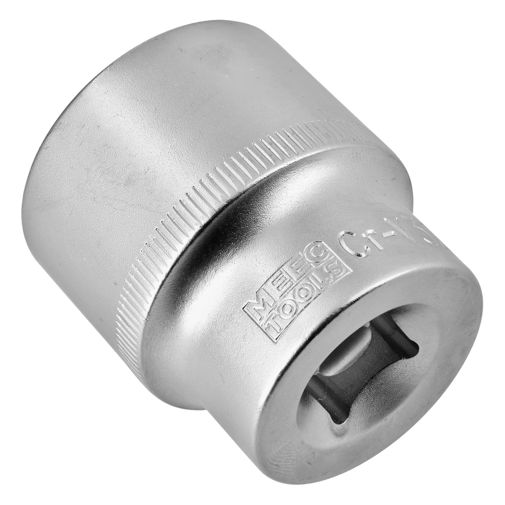 Närbild på ett hylsverktyg av metall med Mac Tools-logotypen ingraverad på sidan, med ett räfflat grepp och en fyrkantig hylsöppning vänd framåt.