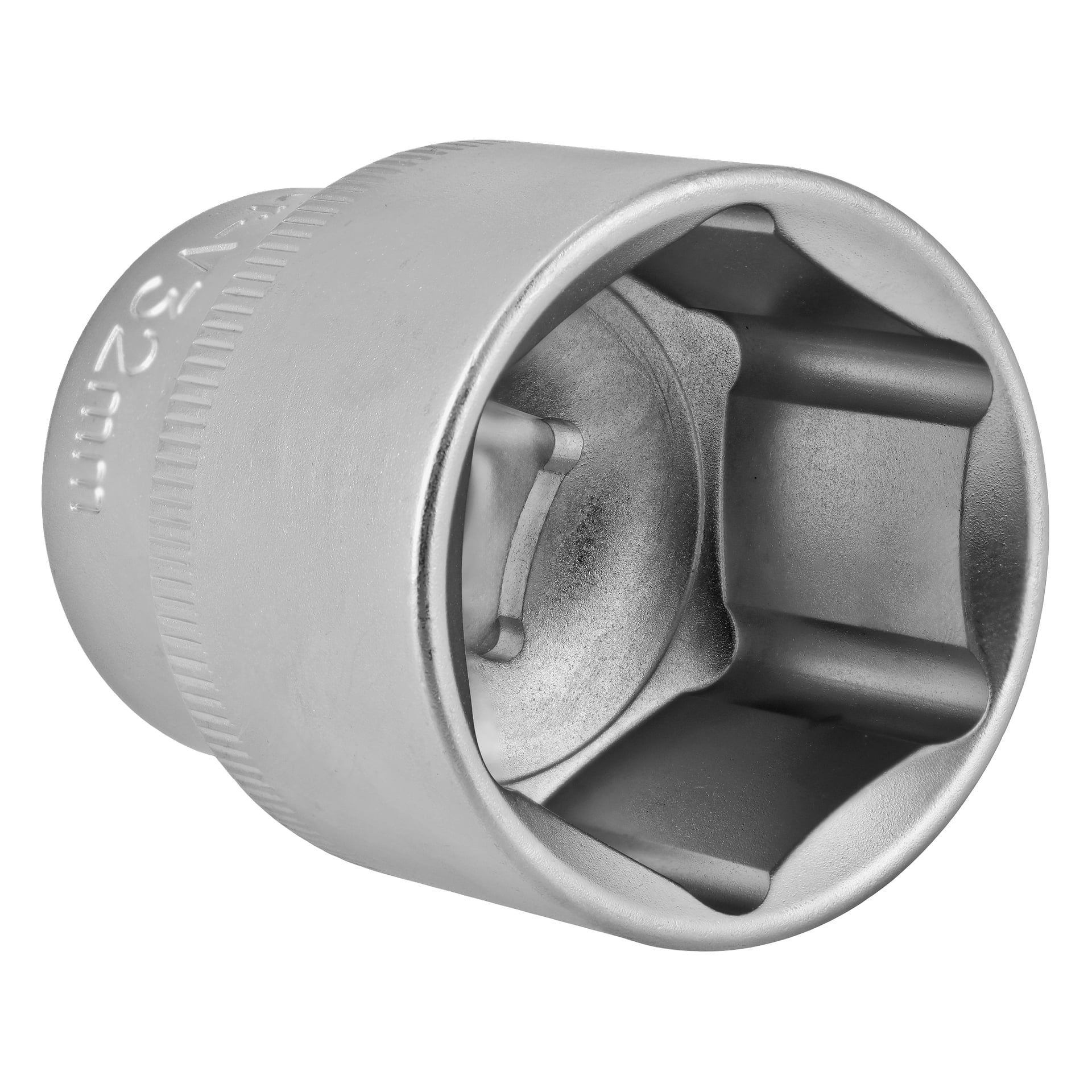 Närbild på ett silverfärgat sexpunkts hylsverktyg med 32 mm märkning, som används för att dra åt eller lossa muttrar och skruvar med en spärrnyckel.
