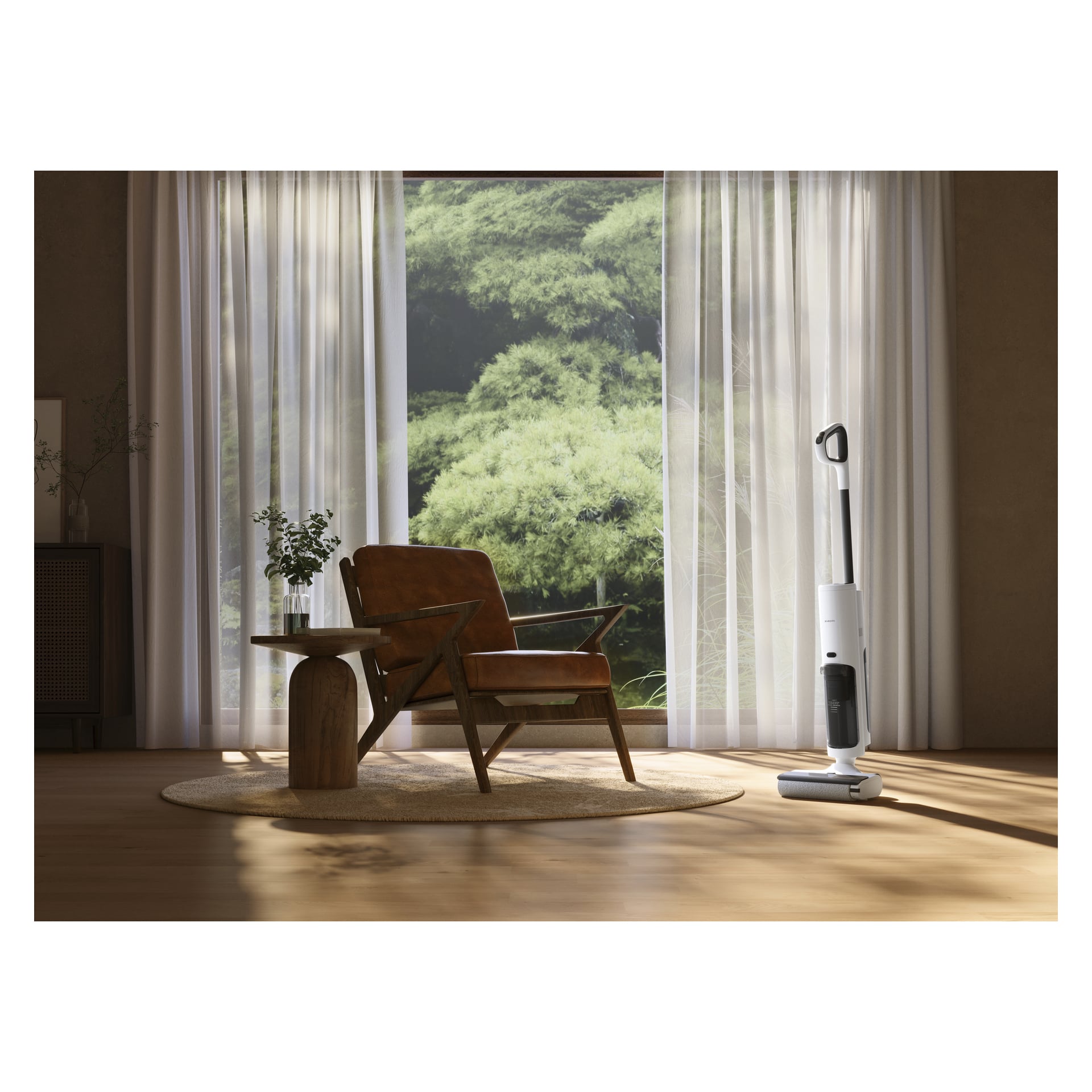 Ein Ledersessel und ein Tisch mit Pflanze stehen auf einem runden Teppich in der Nähe eines großen Fensters. Ein Xiaomi Truclean W20 Staubsauger steht auf einem Holzboden.