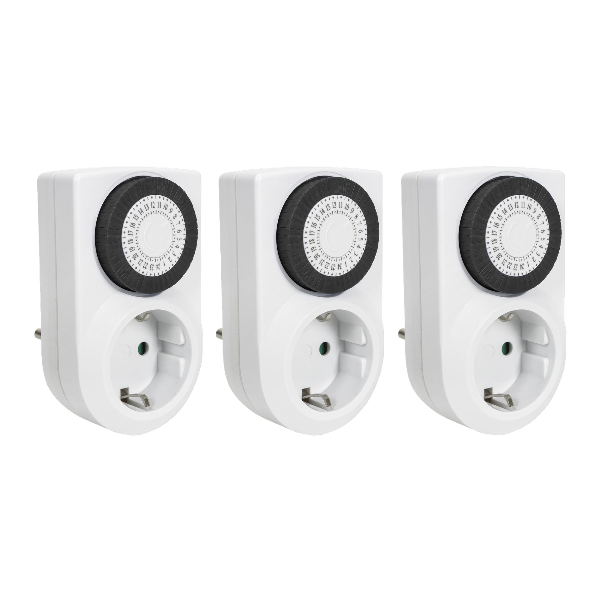 Tre identiska Anslut Mini-timer-kontakter är uppradade bredvid varandra. Varje timer är vit, med en svart numrerad ratt, ett standard frontuttag och två metallstift för att koppla in i väggen.