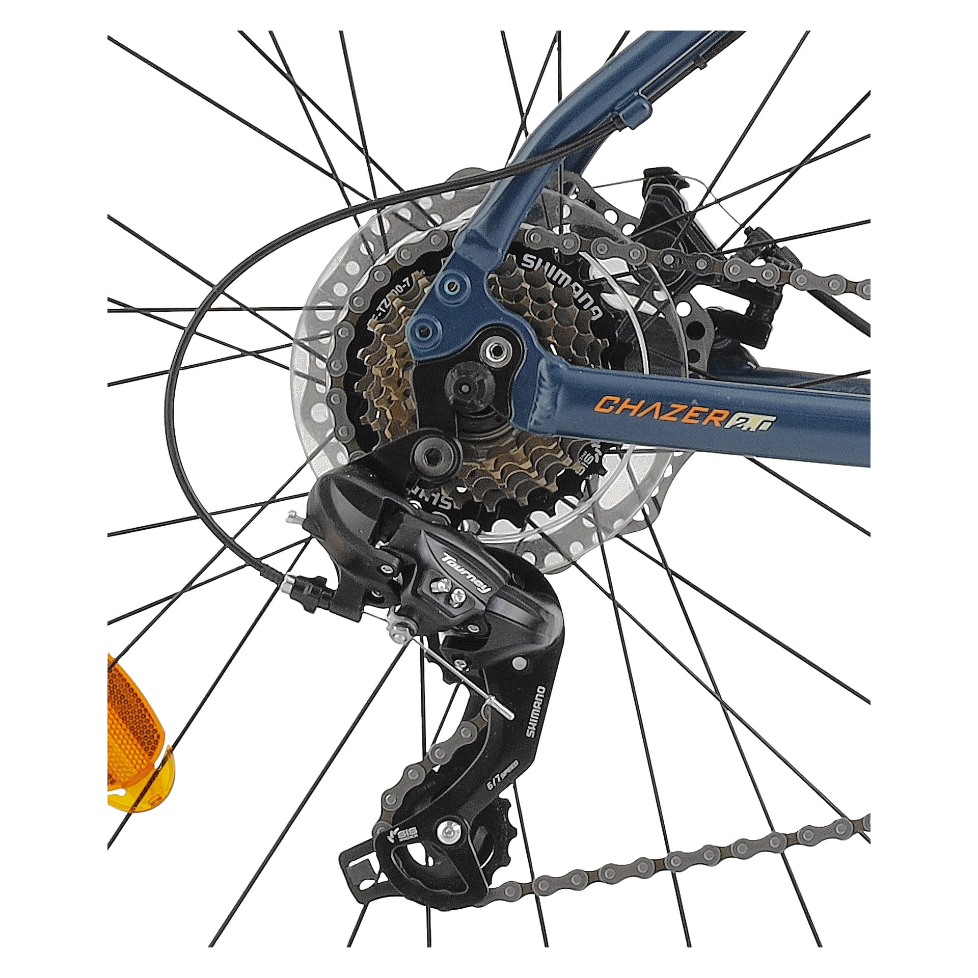 Nærbilde av bakhjulet på Kayoba Chazer terrengsykkel, som viser Shimano girskifter, kassett, skivebrems og blå ramme merket "CHAZER.