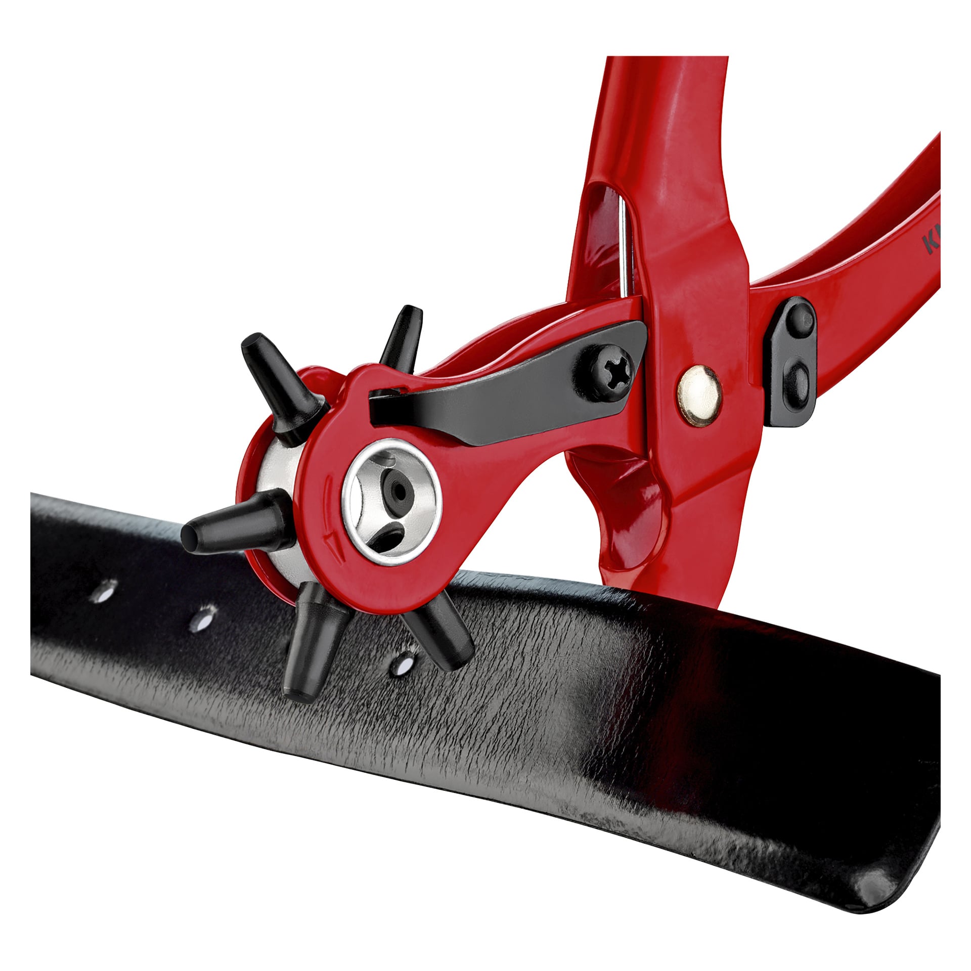 Närbild på Knipex roterande håltäng 90 70 220 SB som slår ut en svart läderrem, med flera befintliga hål.