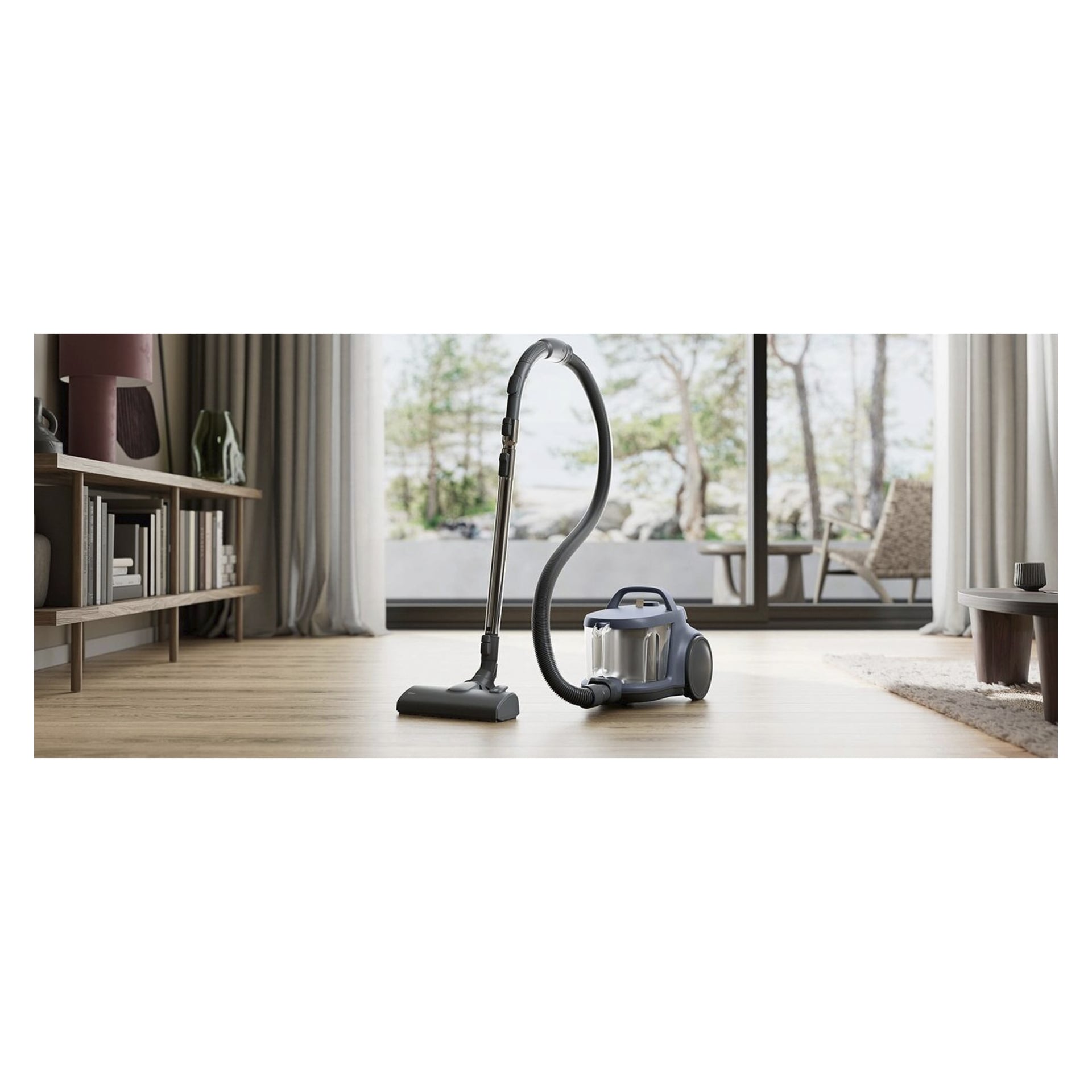 Electrolux Clean 500 EL51C1LDB pussiton imuri, jossa on letku ja lattiatyökalu, seisoo puulattialla suurten ikkunoiden vieressä, puihin päin.