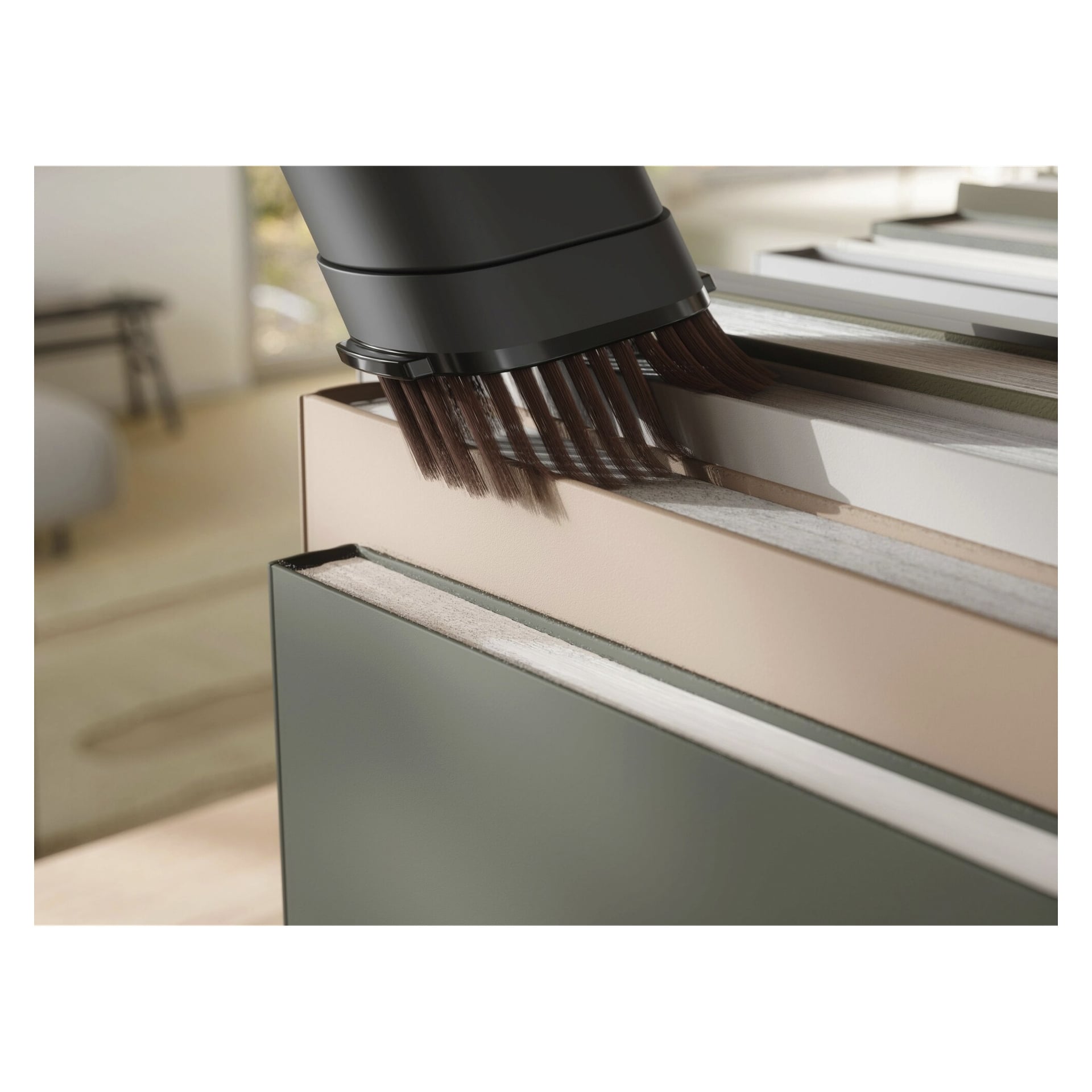 En 600 Clean EP61CB21UG Electrolux stående støvsuger med børste fjerner støv fra overkantene på organiserte bøker på en hylle.