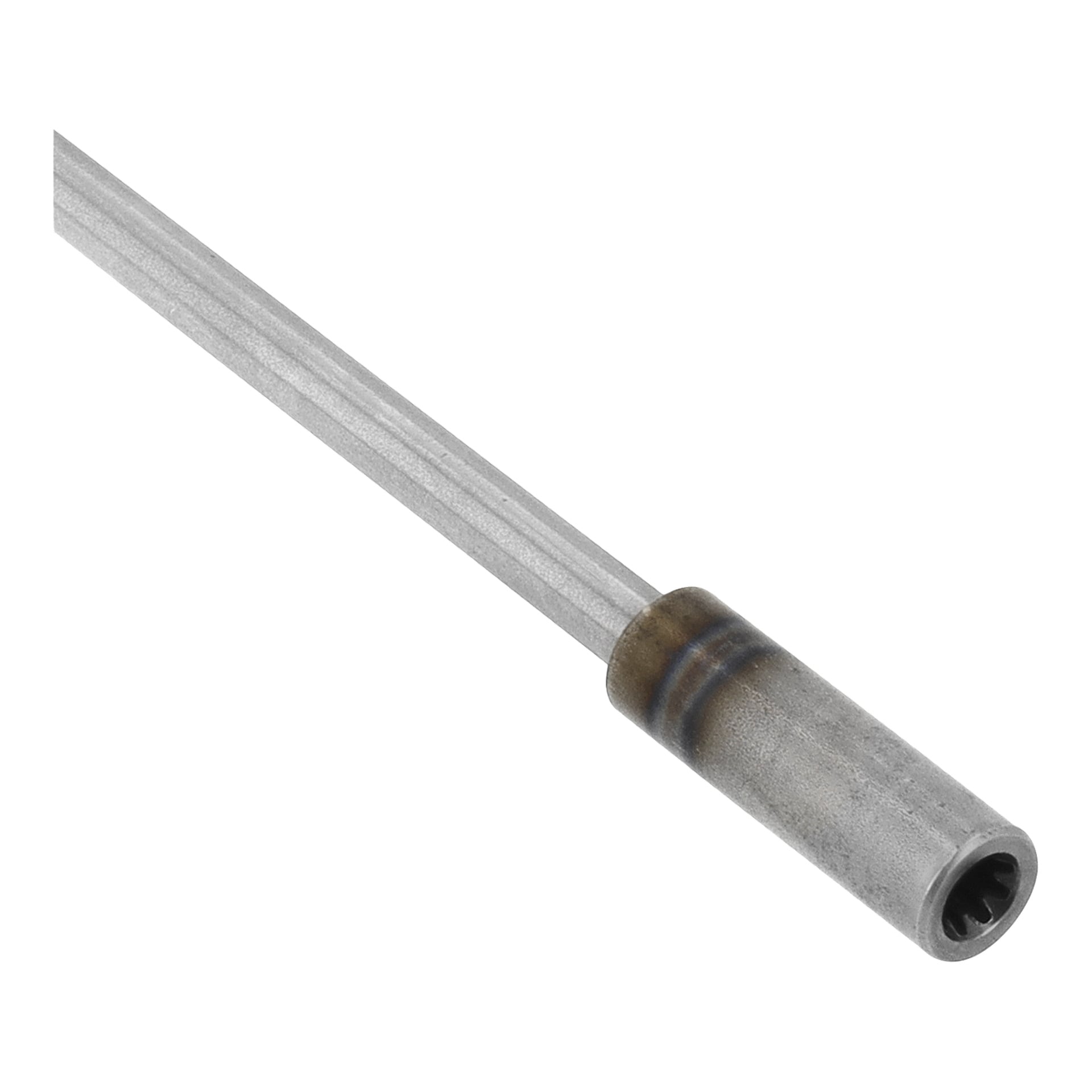 En närbild av växellådans axel visar sin släta metallyta och en något missfärgad, räfflad cylindrisk ände.