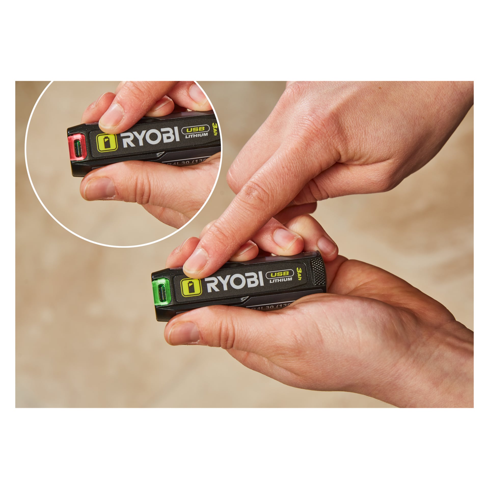 En person trycker på en knapp på en Ryobi USB Lithium Battery-RB4L30X2, vilket visar röda och gröna lampor; Ett infällt inslag markerar den röda indikatorn.
