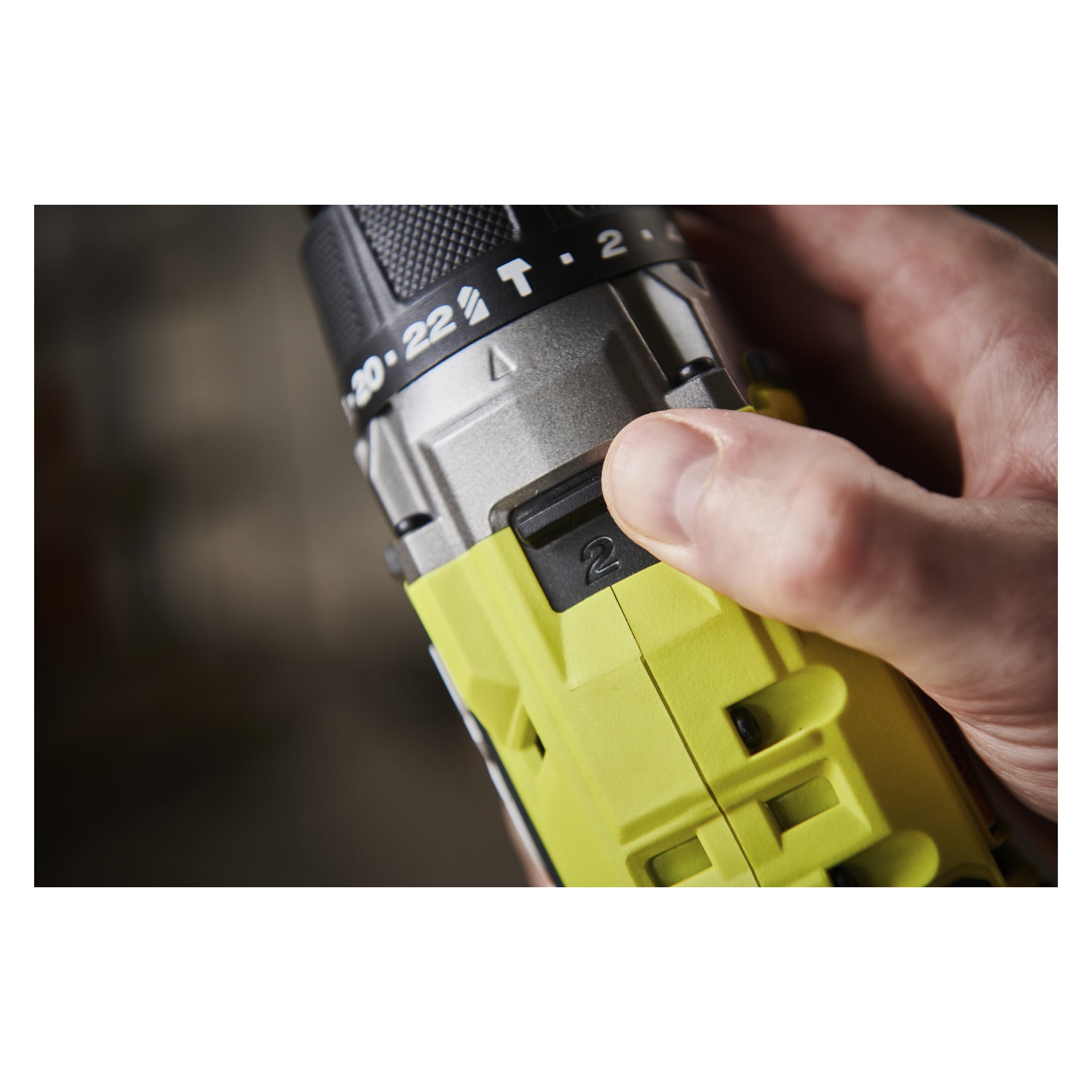 En hånd justerer hastigheten på en Ryobi One+ HP skrutrekker RPD18X1-0, og fokuserer på den gule og svarte bryteren satt til "2".