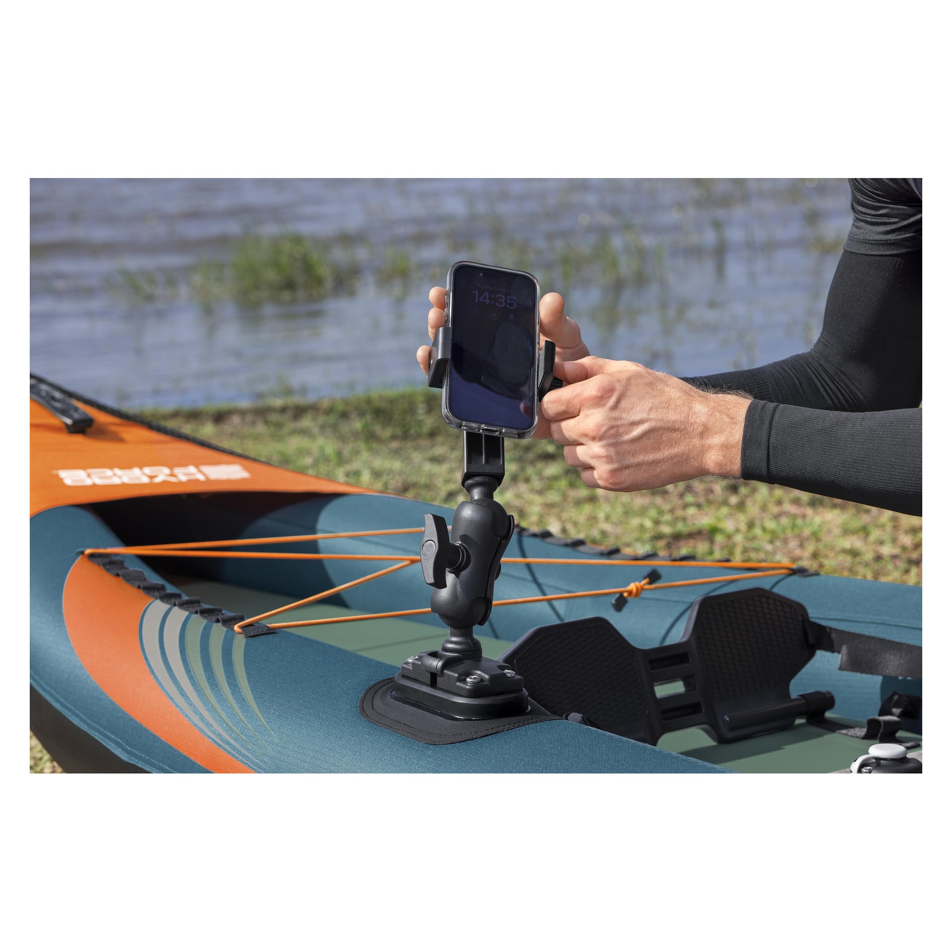 Rannalla joku kiinnittää 14:35 -kuvan puhelimen oranssilla korostetun Elite X1 Fishing Kayakin kiinnikkeeseen.
