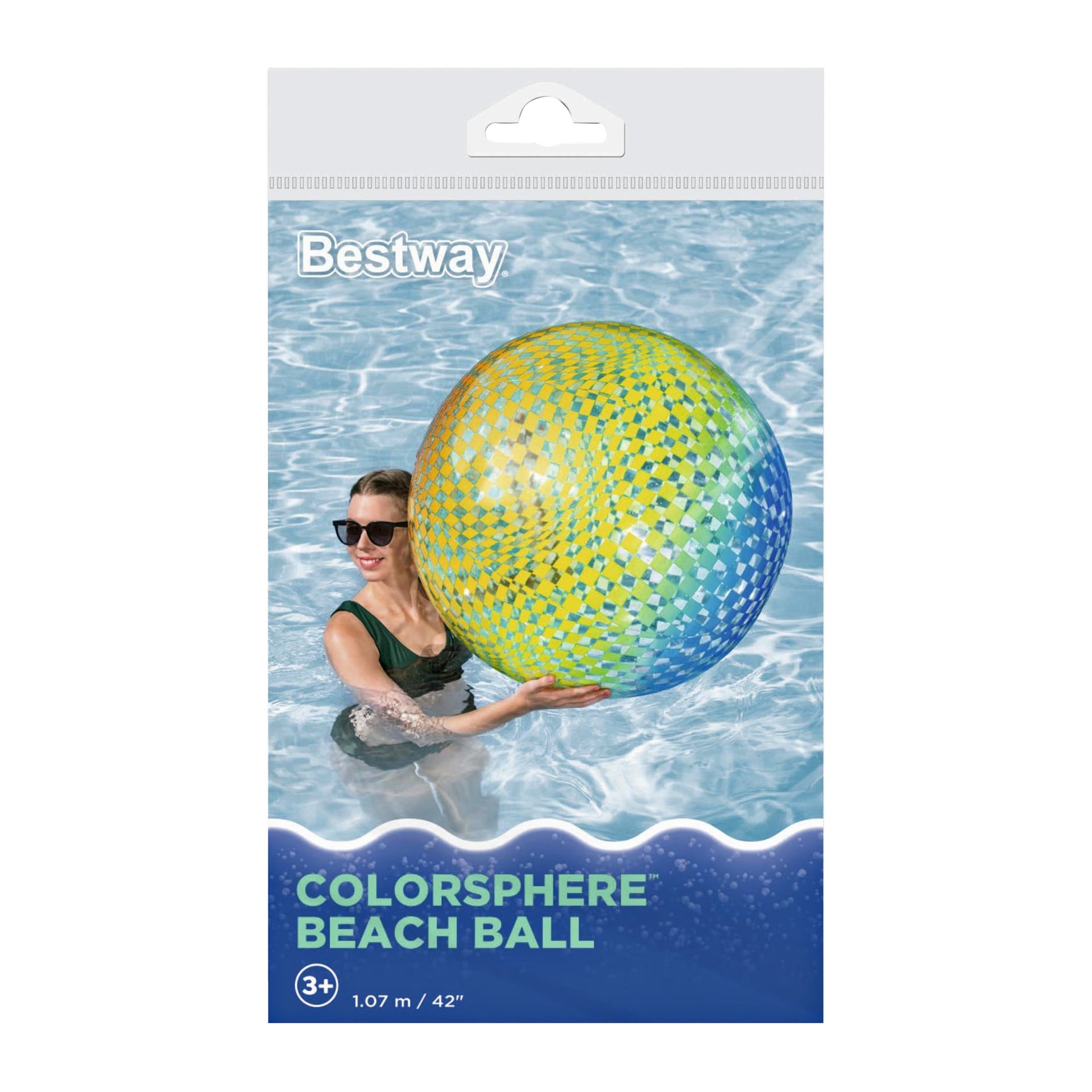 En kvinna med solglasögon håller en färgglad, rutig Bestway Colosphere Beach Ball i en pool; Förpackningen noterar att den är för åldrar 3+, 1,07M/42".