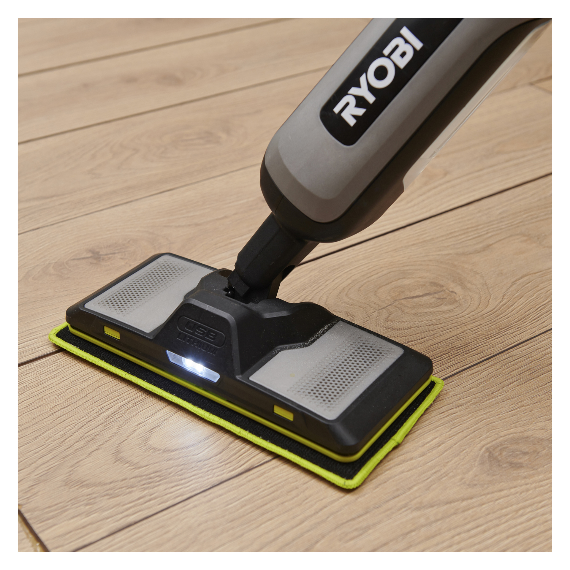 Ett Ryobi-rengöringsverktyg med rektangulärt mopphuvud och LED-lampa används för att rengöra ljusa trägolv.