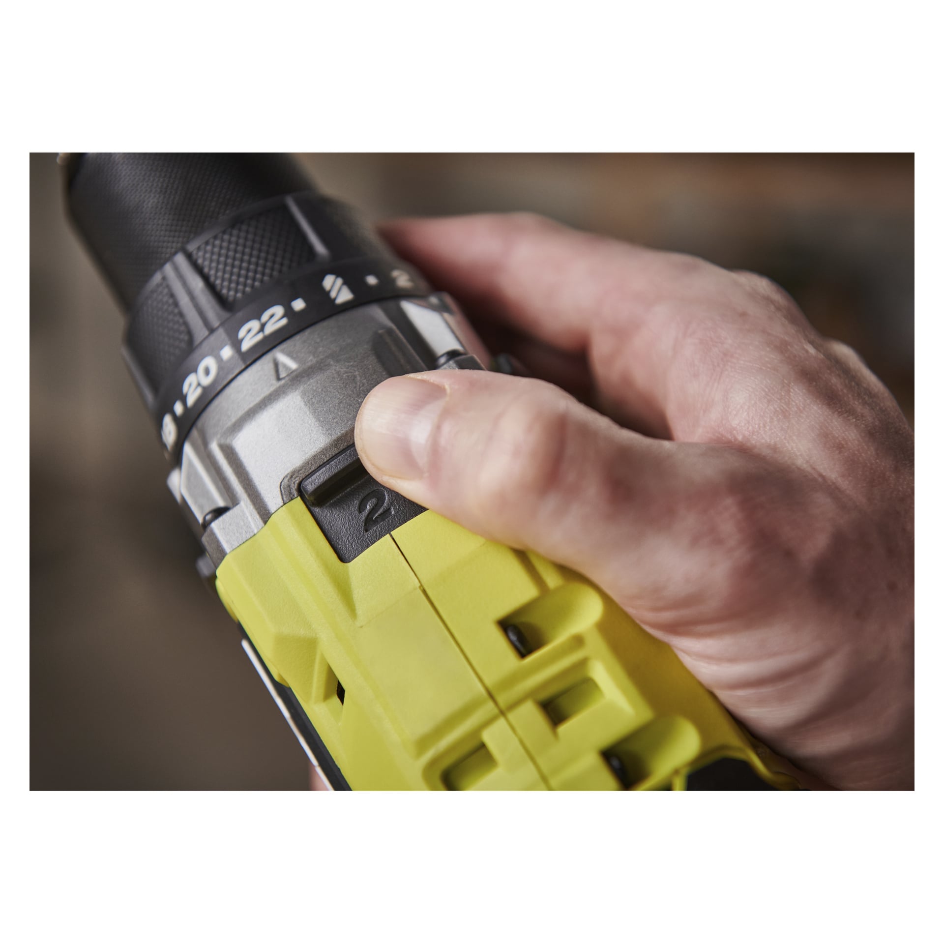 En hånd vrir på den nummererte momentvelgeren på en Ryobi One+ HP skrutrekker RDD18X1-0.