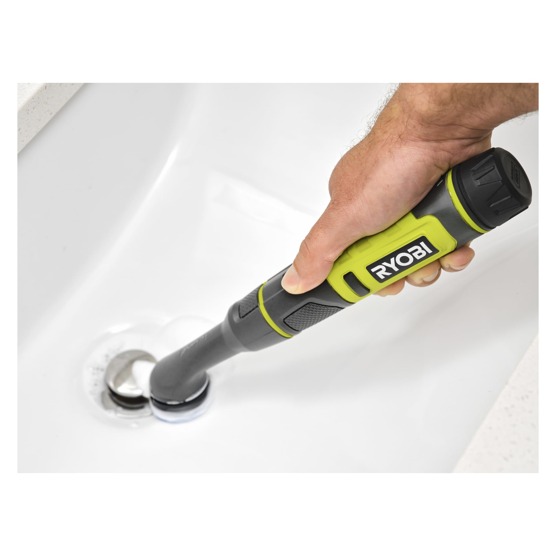 Någon rengör runt en diskhon med ett Ryobi USB Lithium Brush-set RDS4A1 (4 stycken).