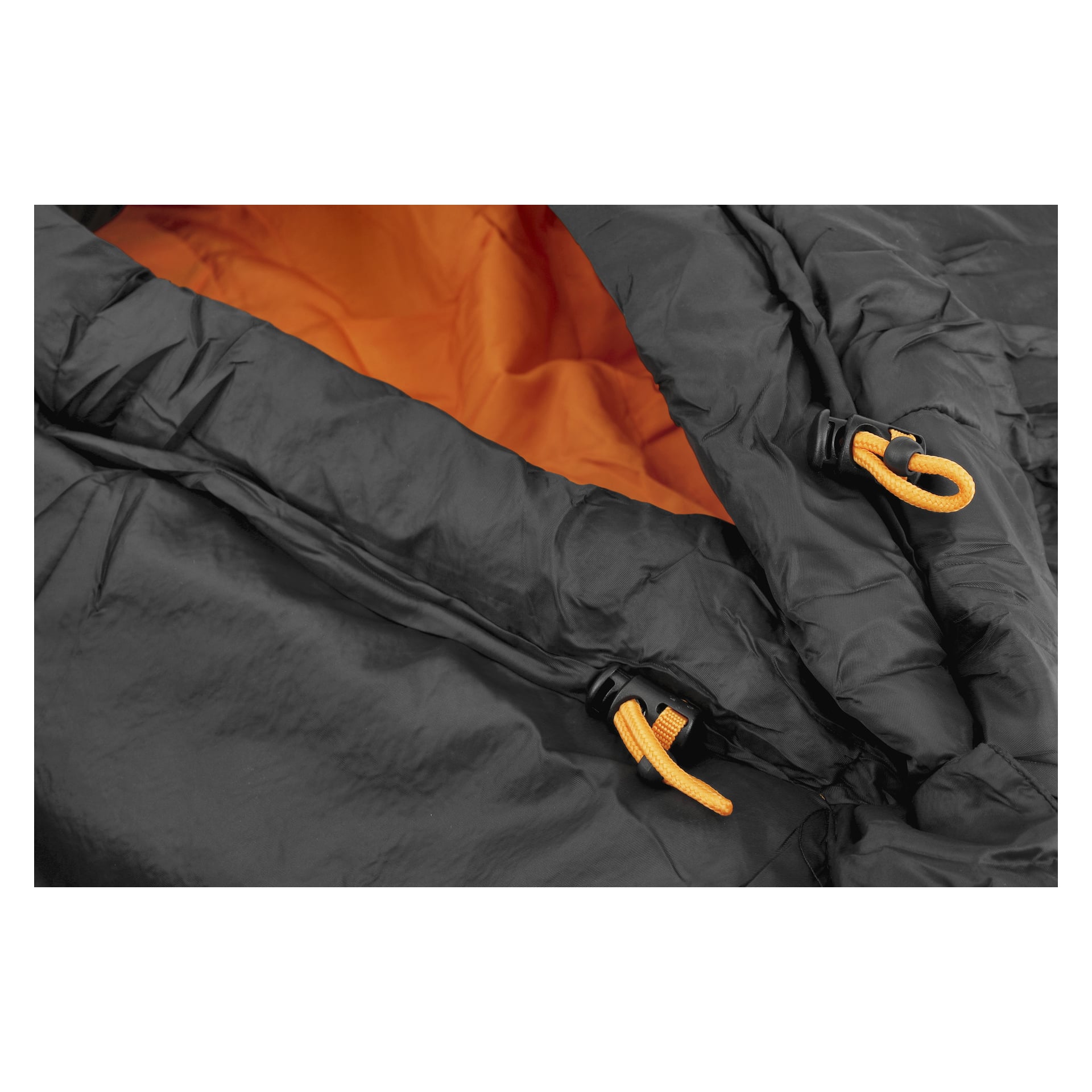 Kayoba Sleeping Bag visade sig på nära håll, svart utsida och orange foder, med två orange dragsnören och plastknappar på kanten.