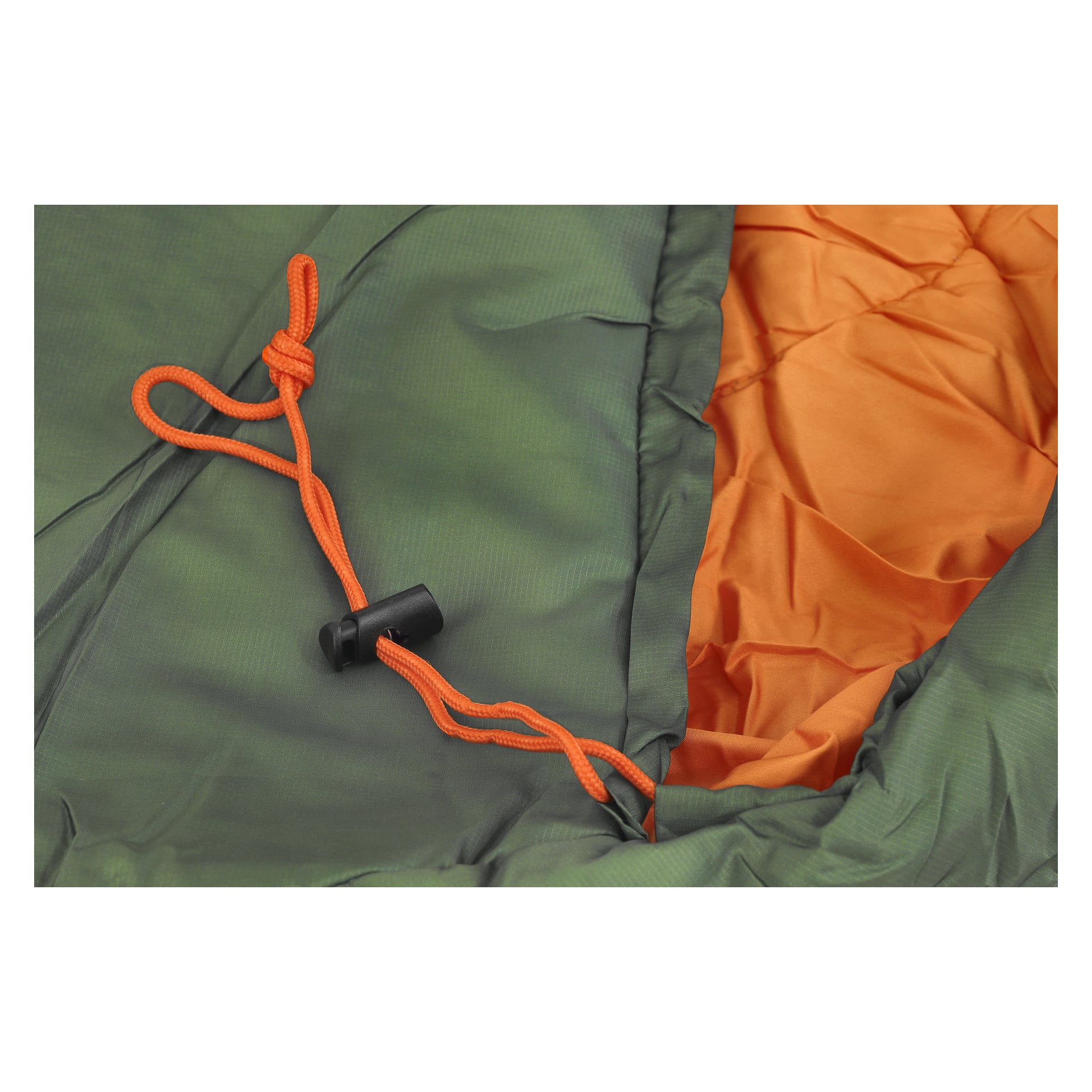 Nærbilde av en grønn sovepose med oransje snøring og svart snorlås; Det vatterte innerfôret er knalloransje.