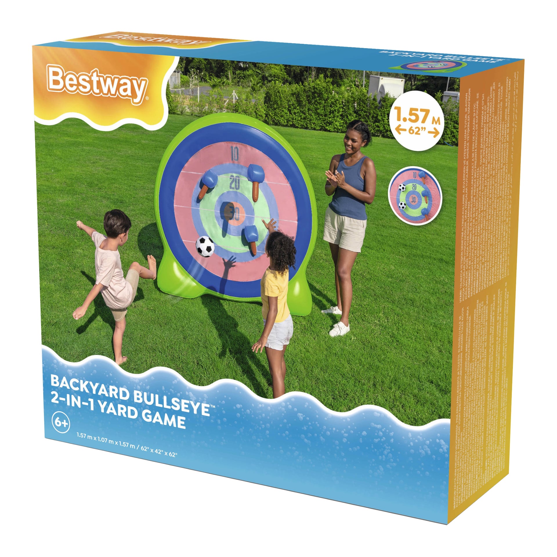 Två barn sparkar en boll mot en gigantisk uppblåsbar dartavla medan en vuxen tittar på, som visas på Bestway Backyard Bullseye-spellådan.