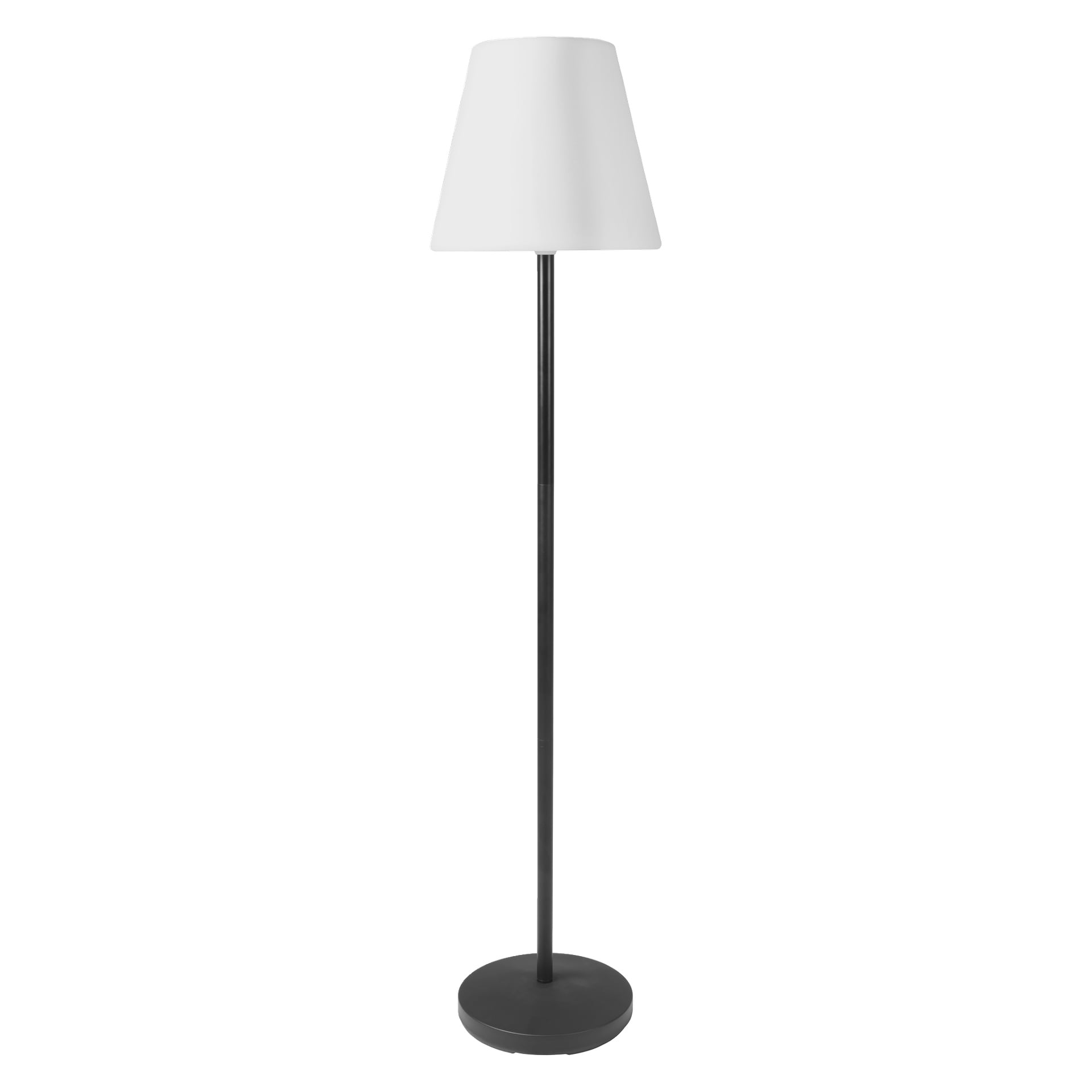 Eine Stehlampe mit einem runden schwarzen Sockel, einem geraden schwarzen Mast und einem weißen konischen Lampenschirm.