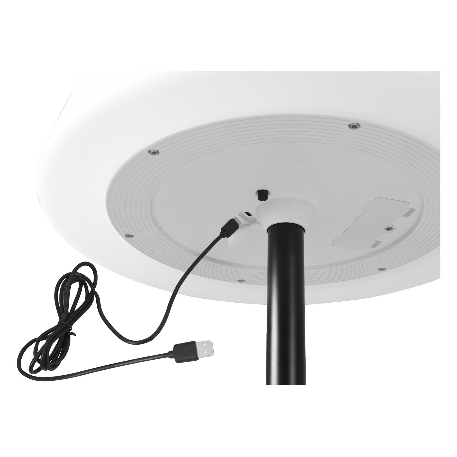 Närbild av undersidan av Anslut uppladdningsbar golvlampa med solcell, med en USB-kabel inkopplad och utskjuten. Ytan har fyra skruvar och ett rektangulärt lock på den runda enheten som är fäst vid en stång.