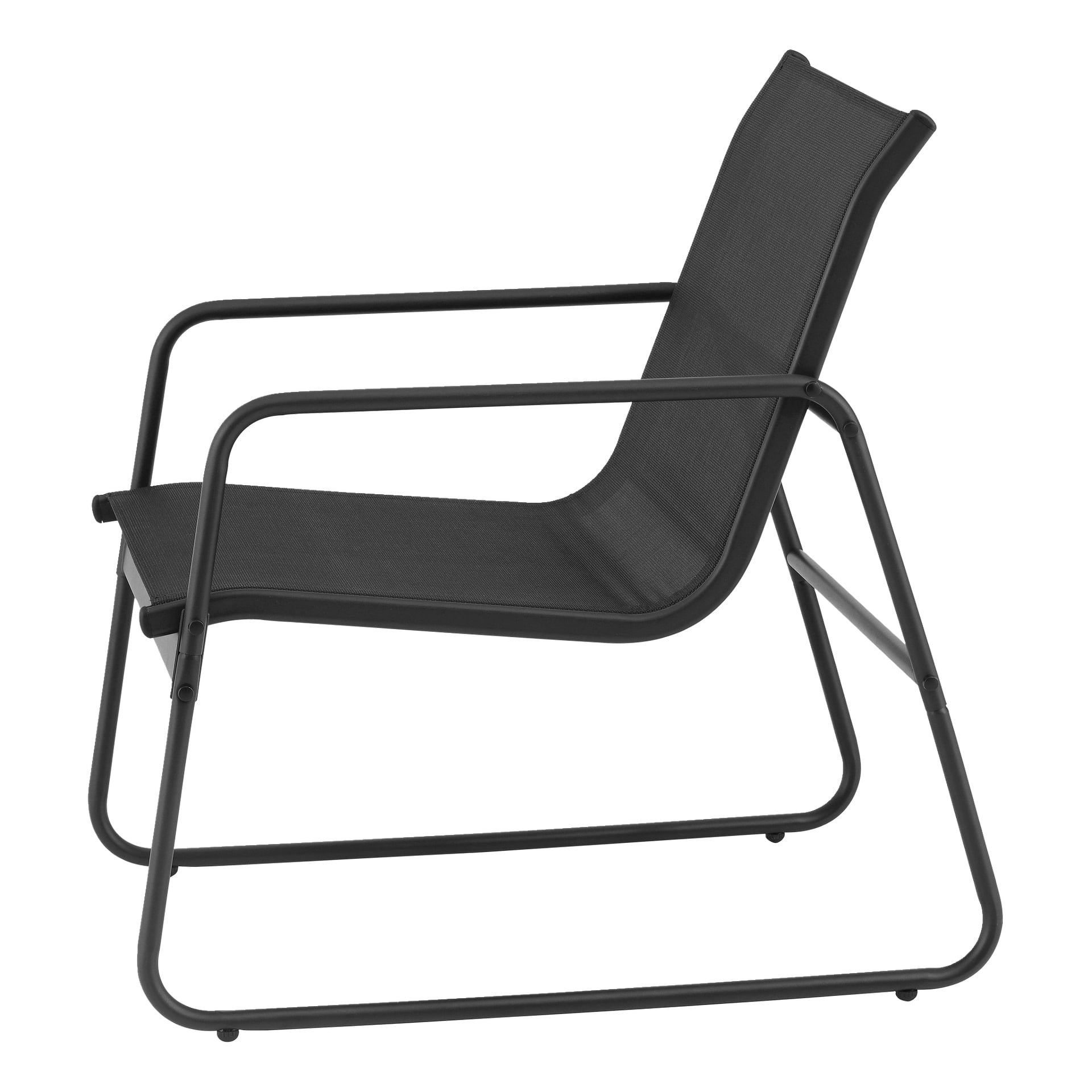 EKVIP Furniture-setet inkluderer en elegant svart lenestol med metallramme og skrå mesh-sete, vist fra siden.