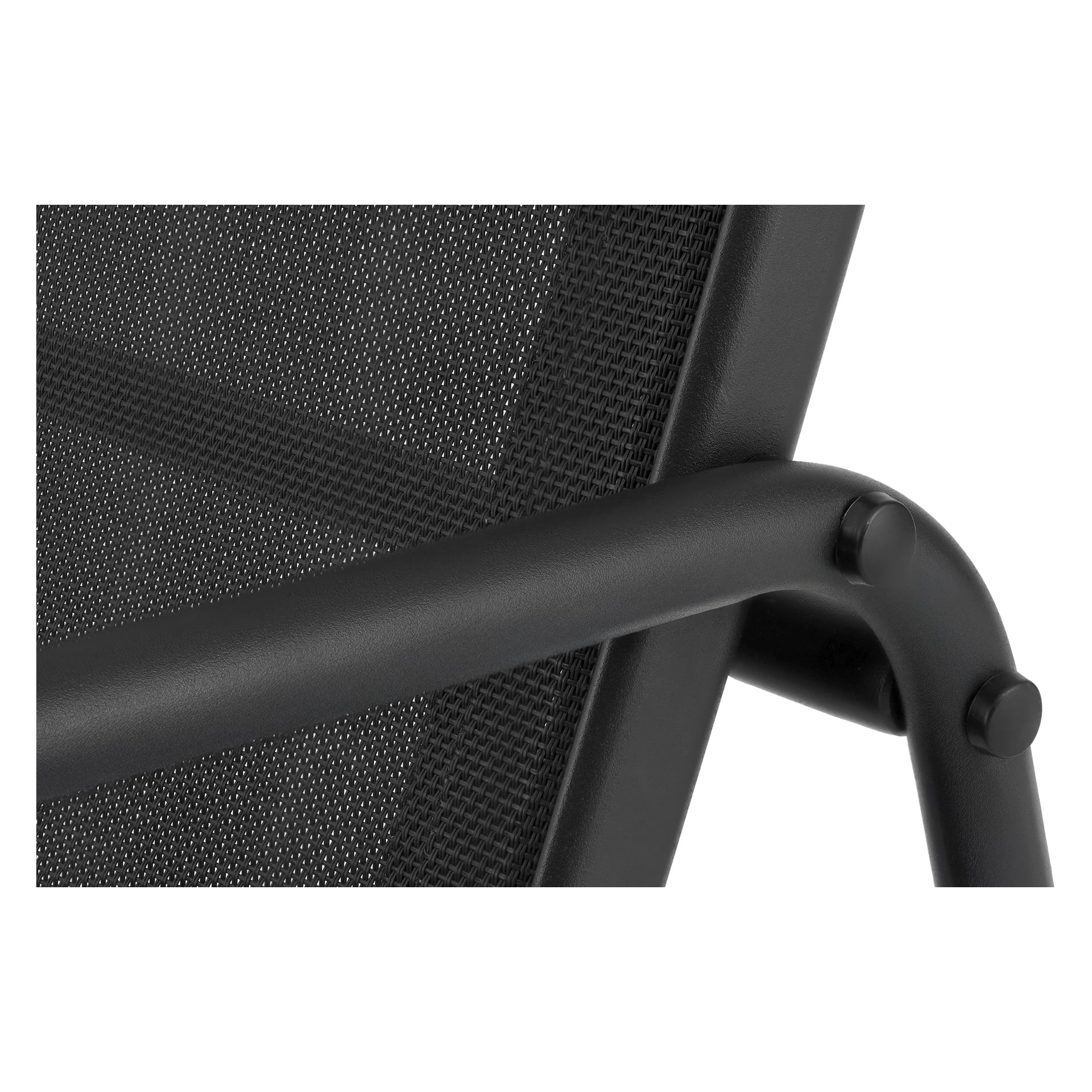 Nærbilde av EKVIP Furniture-sett viser svart metall stolramme og mesh-ryggstøtte, med fokus på detaljene mellom armlene og ryggstøtten.