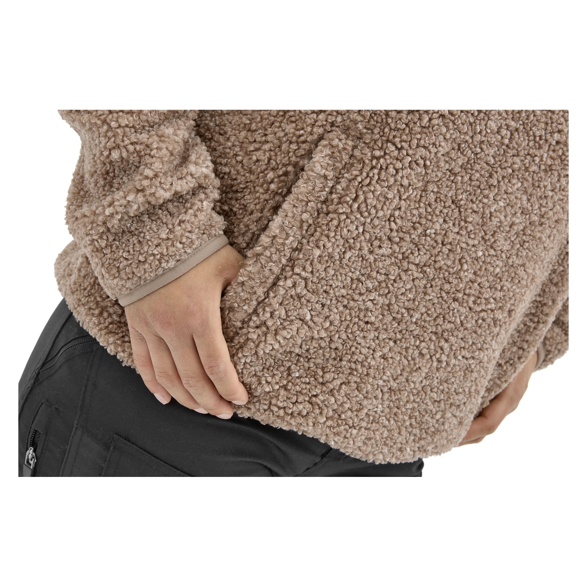 Frau in Beige, strukturierte Kayoba Outdoor Hamra Jacke mit einer Hand in der Tasche, kombiniert mit schwarzer Hose; Konzentriere dich auf gemütliches Fleece.
